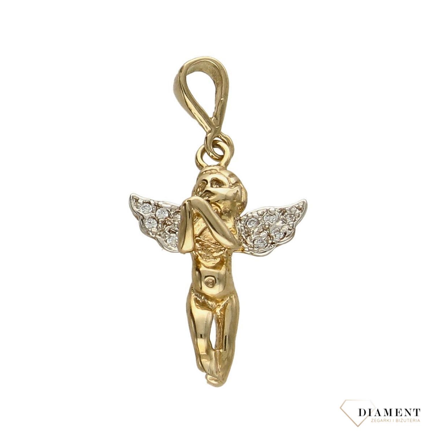 Zawieszka aniołek próby 333 DIA-ZAW-3019-333. Złoty wisiorek w kształcie aniołka ze złożonymi dłońmi oraz cyrkoniami na skrzydełkach. Wisiorek ten to idealny pomysł na prezent, którym wyjawimy swoje uczucia..jpg