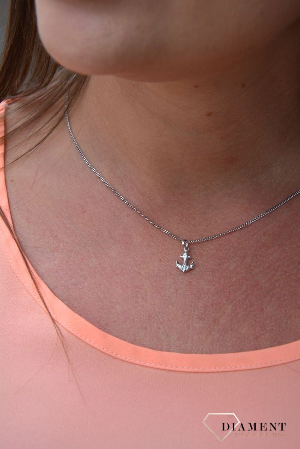 Delikatna zawieszka w kształcie kotwicy wykonana z białego złota próby 333 to propozycja ciekawej, kobiecej biżuterii. Kotwica to od wieków jeden z najważniejszych symboli w kulturze nadmorskiej..jpg