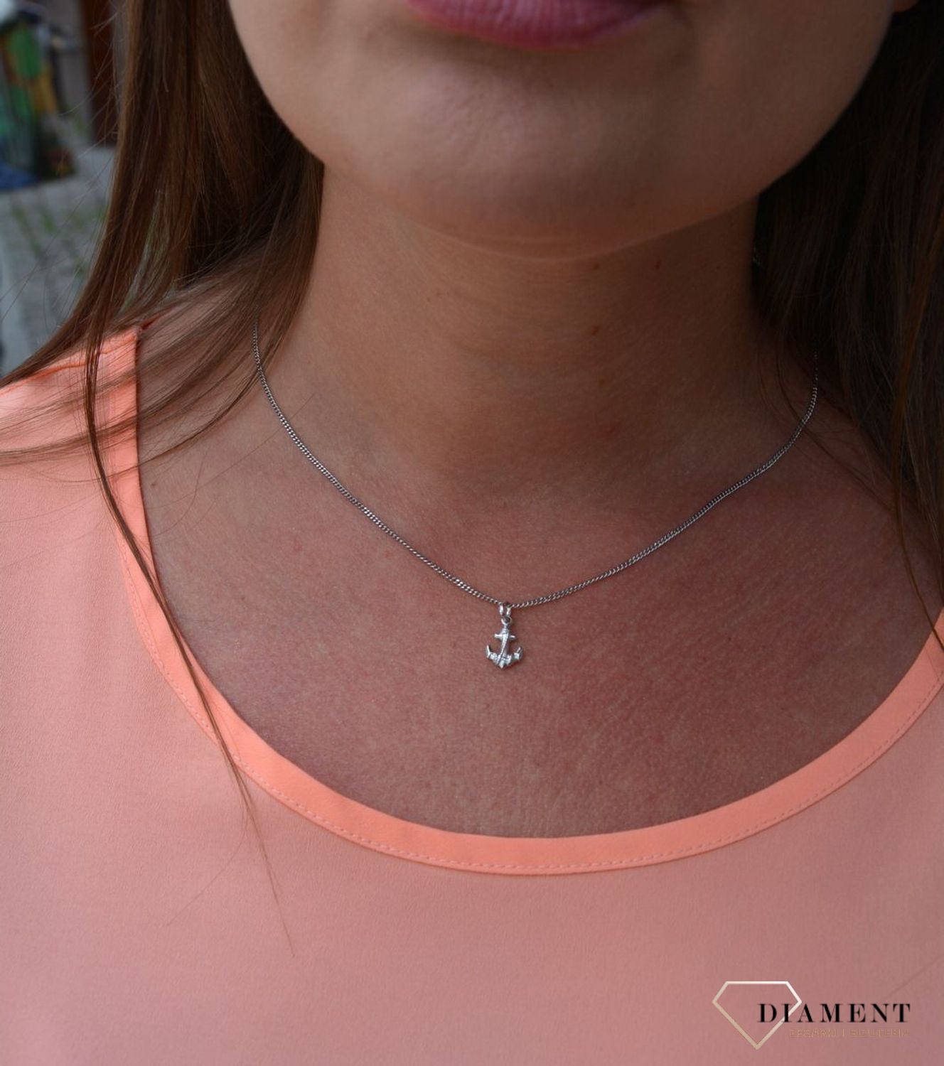 Delikatna zawieszka w kształcie kotwicy wykonana z białego złota próby 333 to propozycja ciekawej, kobiecej biżuterii. Kotwica to od wieków jeden z najważniejszych symboli w kulturze nadmorskiej..jpg