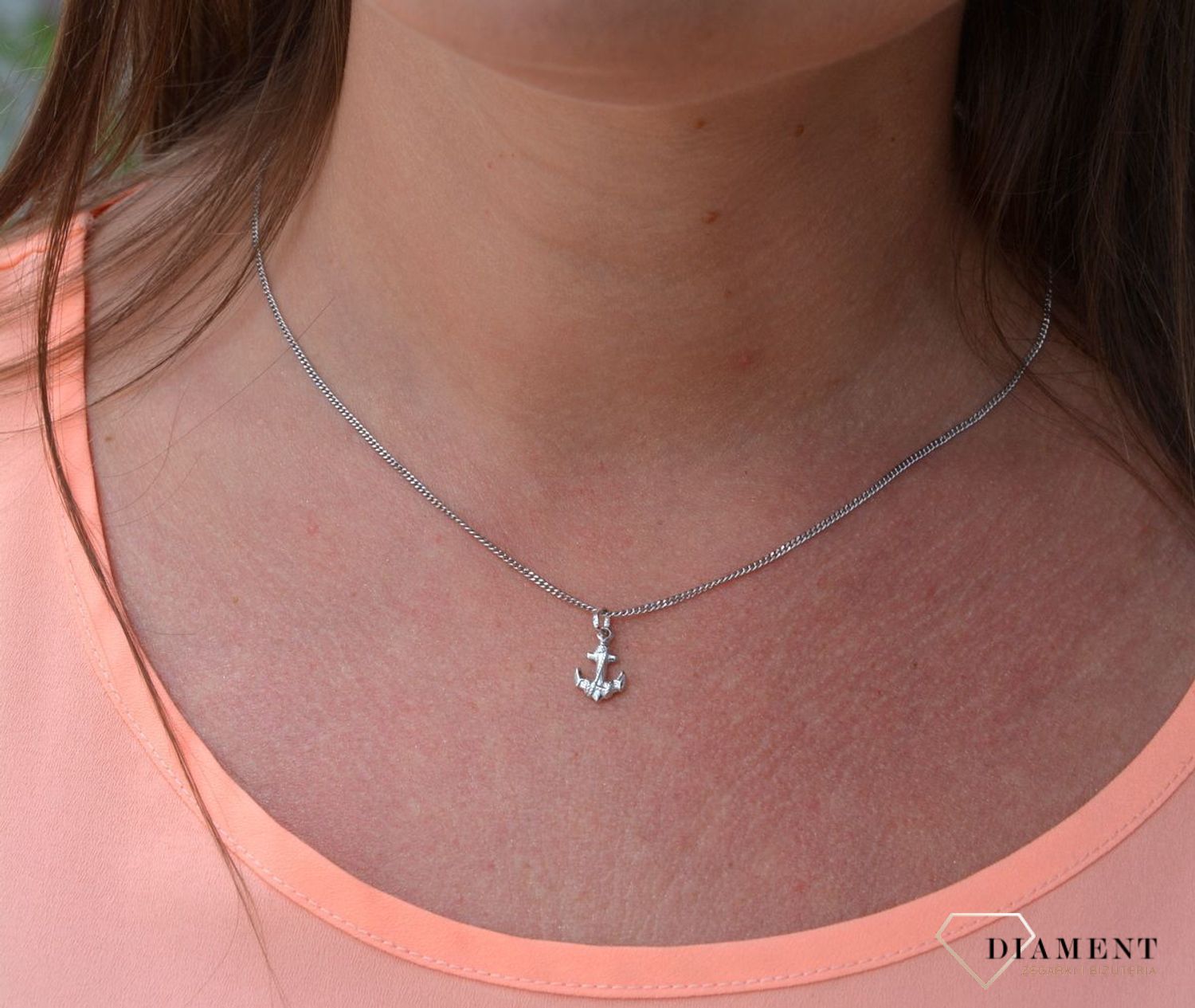 Delikatna zawieszka w kształcie kotwicy wykonana z białego złota próby 333 to propozycja ciekawej, kobiecej biżuterii. Kotwica to od wieków jeden z najważniejszych symboli w kulturze nadmorskiej..jpg