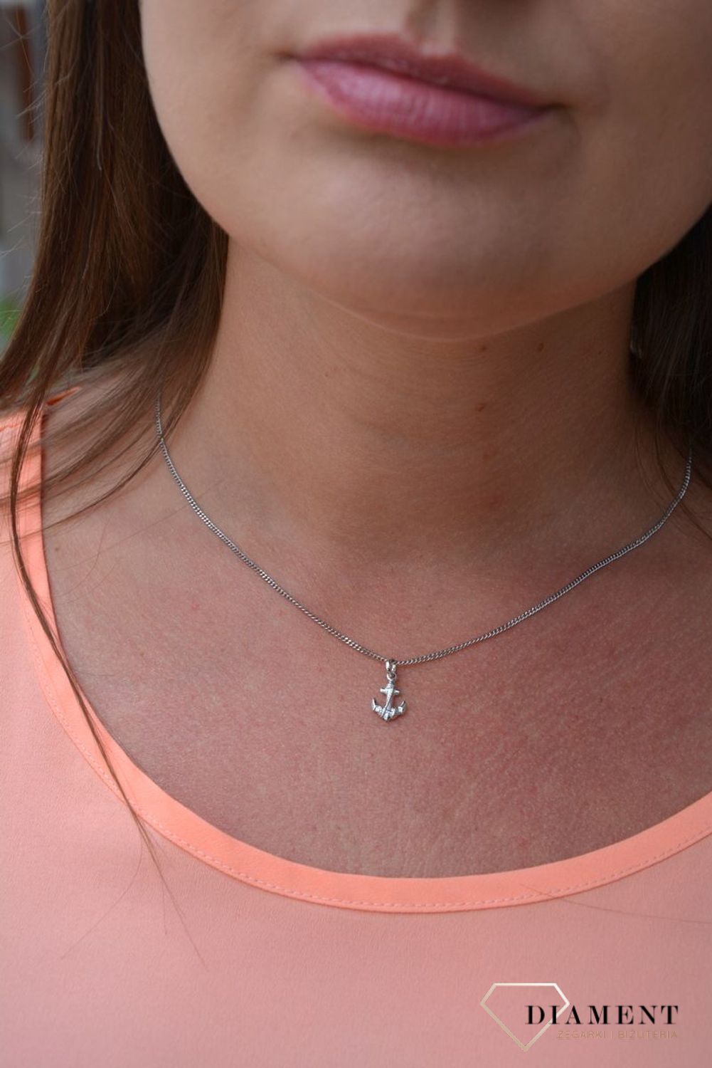 Delikatna zawieszka w kształcie kotwicy wykonana z białego złota próby 333 to propozycja ciekawej, kobiecej biżuterii. Kotwica to od wieków jeden z najważniejszych symboli w kulturze nadmorskiej..jpg