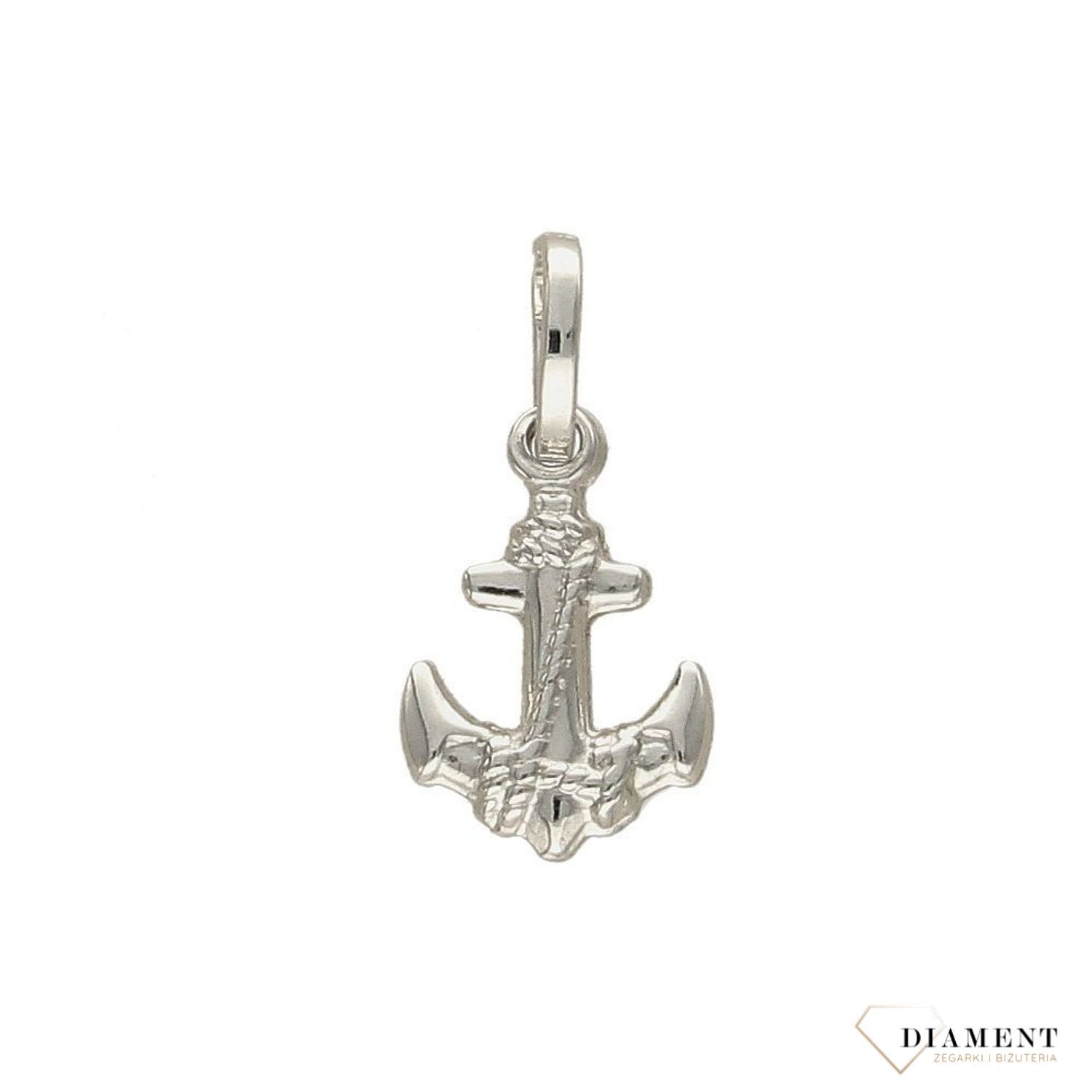 Delikatna zawieszka w kształcie kotwicy wykonana z białego złota próby 333 to propozycja ciekawej, kobiecej biżuterii. Kotwica to od wieków jeden z najważniejszych symboli w kulturze nadmorskiej..jpg