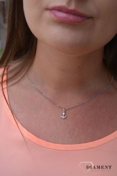 Delikatna zawieszka w kształcie kotwicy wykonana z białego złota próby 333 to propozycja ciekawej, kobiecej biżuterii. Kotwica to od wieków jeden z najważniejszych (4).JPG