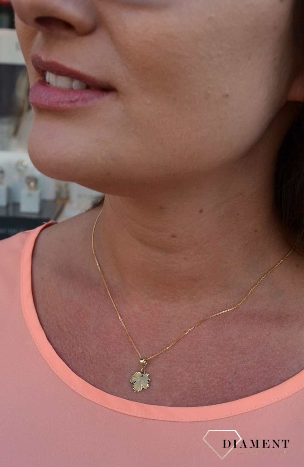 Zawieszka listek próby 333 DIA-ZAW-3021-585. Złoty wisiorek w kształcie listka. Brzegi zawieszki wypełnione zostały grawerowanym motywem dzięki któremu zawieszka wyjątkowo się wyróżnia..jpg