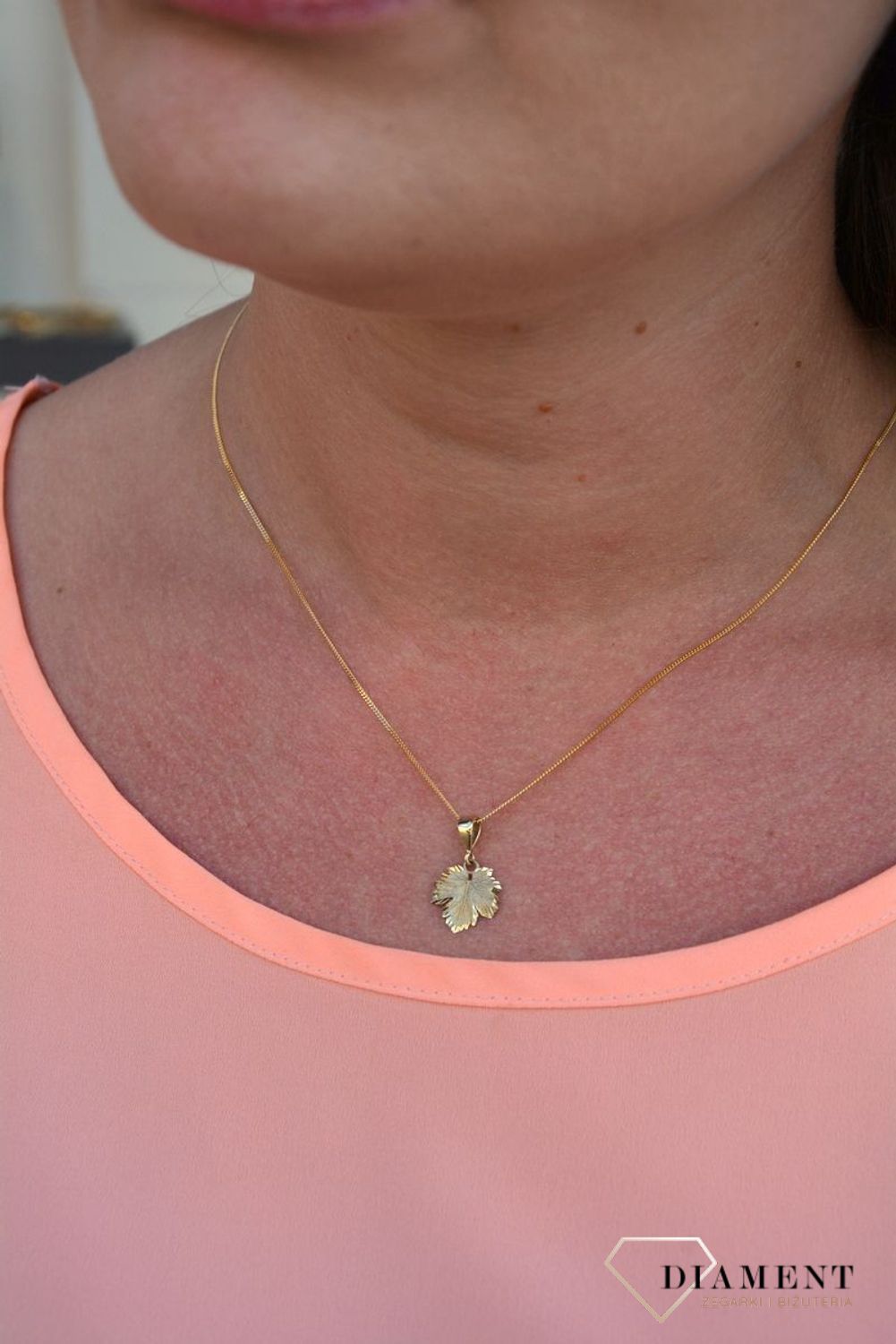 Zawieszka listek próby 333 DIA-ZAW-3021-585. Złoty wisiorek w kształcie listka. Brzegi zawieszki wypełnione zostały grawerowanym motywem dzięki któremu zawieszka wyjątkowo się wyróżnia..jpg