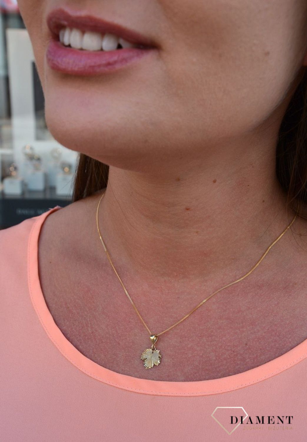 Zawieszka listek próby 333 DIA-ZAW-3021-585. Złoty wisiorek w kształcie listka. Brzegi zawieszki wypełnione zostały grawerowanym motywem dzięki któremu zawieszka wyjątkowo się wyróżnia..jpg