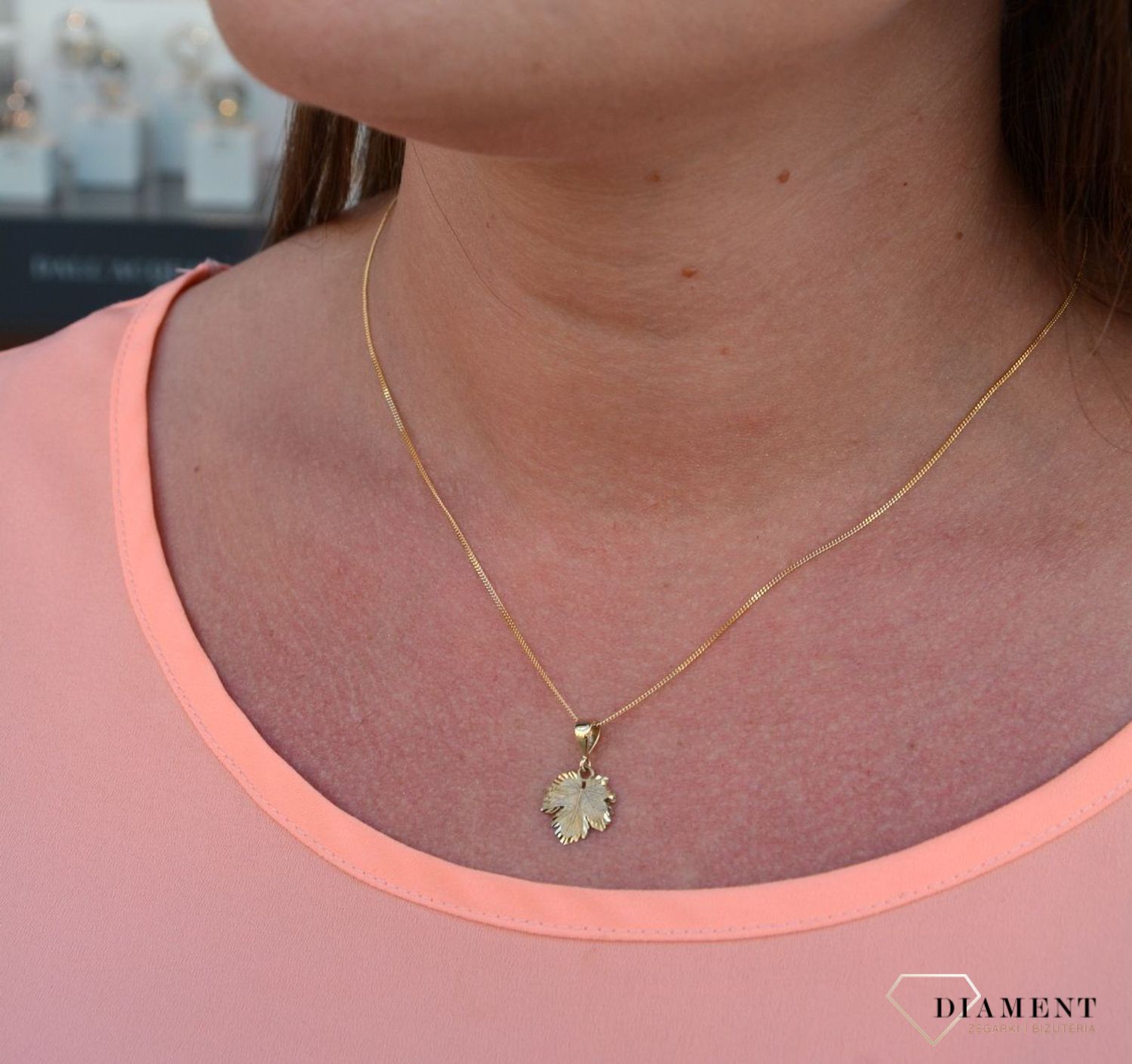 Zawieszka listek próby 333 DIA-ZAW-3021-585. Złoty wisiorek w kształcie listka. Brzegi zawieszki wypełnione zostały grawerowanym motywem dzięki któremu zawieszka wyjątkowo się wyróżnia..jpg