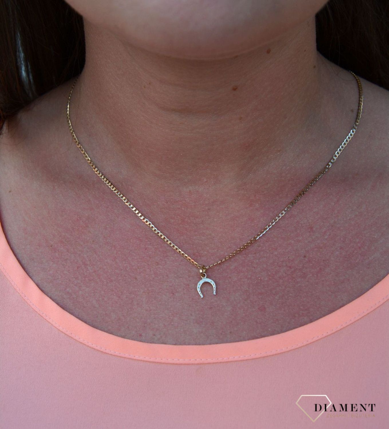 Zawieszka podkowa próby 333 DIA-ZAW-3022-585. Złoty wisiorek w kształcie podkowy na szczęście. Wisiorek złoty podkowa to bardzo symboliczny model biżuterii. Podkowa od lat jest znakiem szczęścia dla wielu osó.jpg