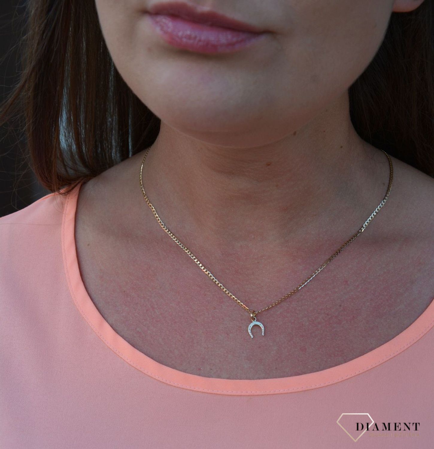 Zawieszka podkowa próby 333 DIA-ZAW-3022-585. Złoty wisiorek w kształcie podkowy na szczęście. Wisiorek złoty podkowa to bardzo symboliczny model biżuterii. Podkowa od lat jest znakiem szczęścia dla wielu osó.jpg