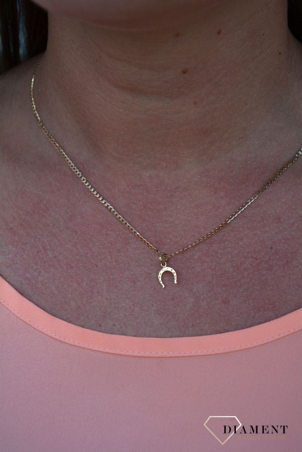 Zawieszka podkowa próby 333 DIA-ZAW-3022-585. Złoty wisiorek w kształcie podkowy na szczęście. Wisiorek złoty podkowa to bardzo symboliczny model biżuterii. Podkowa od lat jest znakiem szczęścia dla wielu osó.jpg