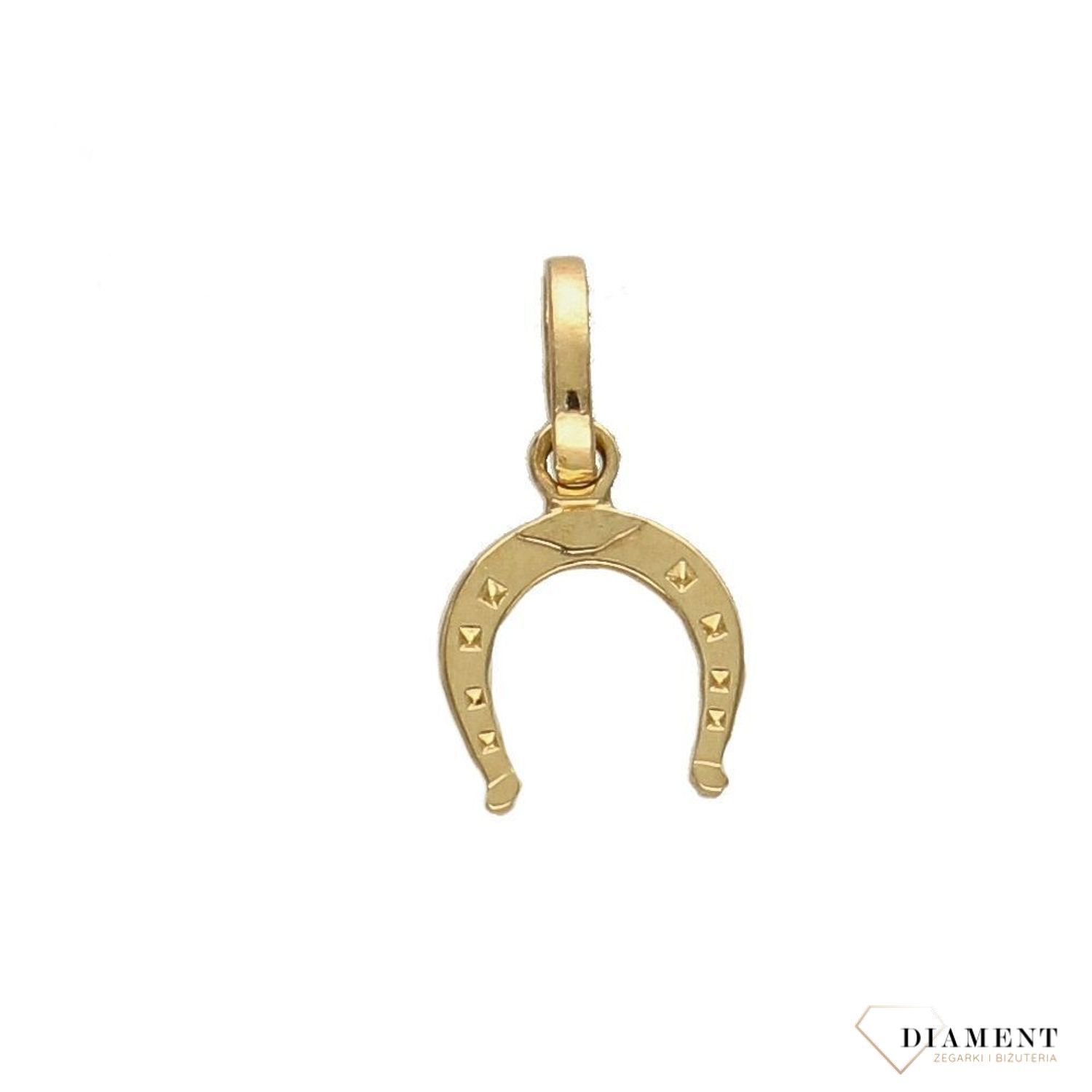 Zawieszka podkowa próby 333 DIA-ZAW-3022-585. Złoty wisiorek w kształcie podkowy na szczęście. Wisiorek złoty podkowa to bardzo symboliczny model biżuterii. Podkowa od lat jest znakiem szczęścia dla wielu osó.jpg