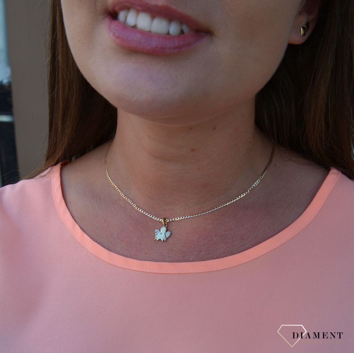 Zawieszka aniołek próby 333 DIA-ZAW-3024-333. Złoty wisiorek w kształcie aniołka. Skrzydełka są wypełnione cyrkoniami i dodają uroku całej zawieszce. Wisiorek ten to idealny pomysł na prezent, którym wyjawimy.jpg