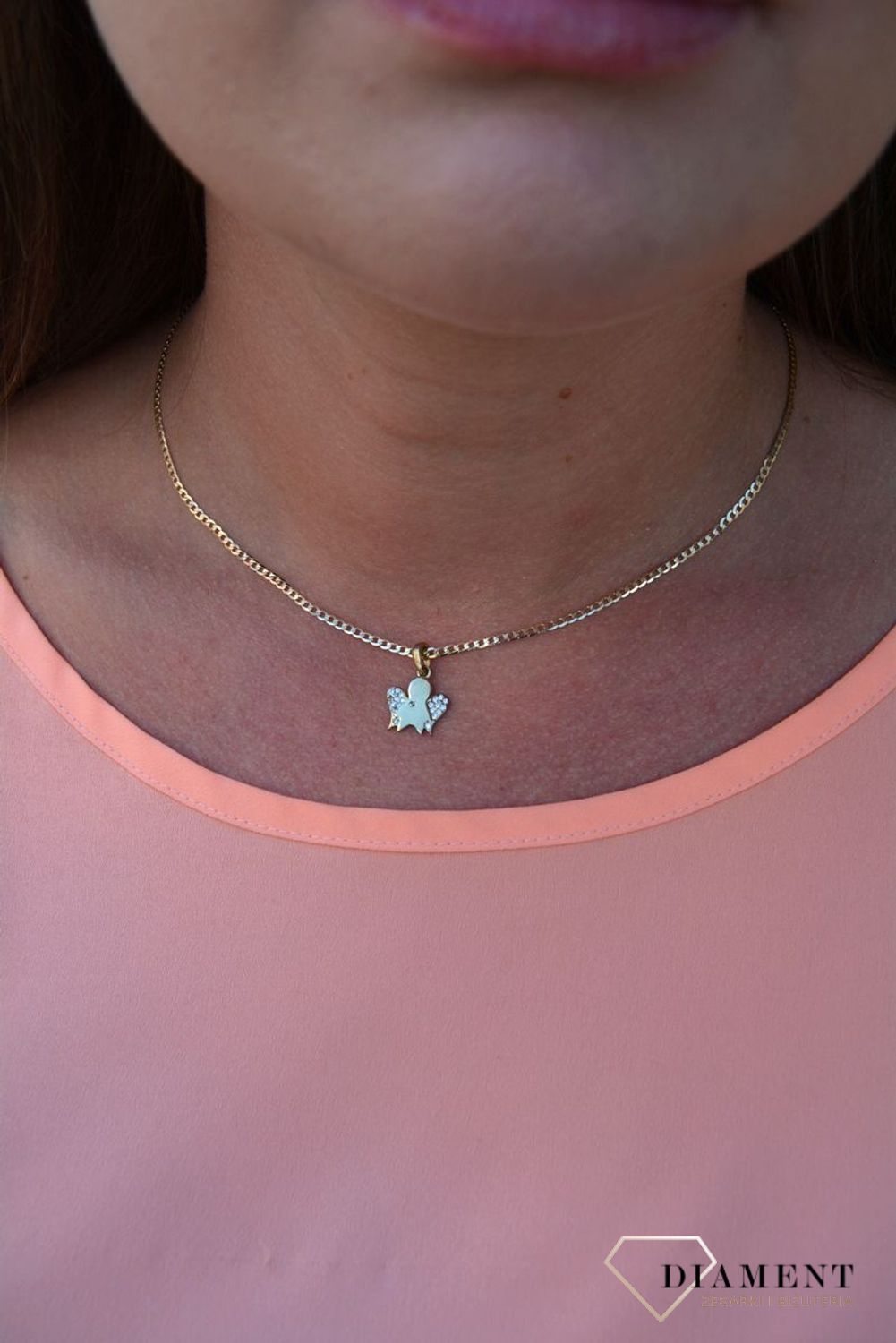 Zawieszka aniołek próby 333 DIA-ZAW-3024-333. Złoty wisiorek w kształcie aniołka. Skrzydełka są wypełnione cyrkoniami i dodają uroku całej zawieszce. Wisiorek ten to idealny pomysł na prezent, którym wyjawimy.jpg