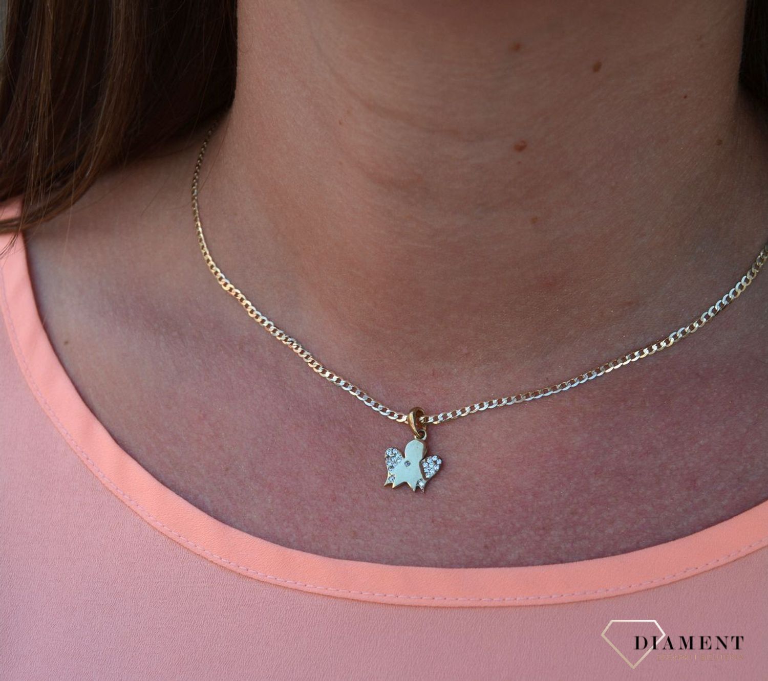 Zawieszka aniołek próby 333 DIA-ZAW-3024-333. Złoty wisiorek w kształcie aniołka. Skrzydełka są wypełnione cyrkoniami i dodają uroku całej zawieszce. Wisiorek ten to idealny pomysł na prezent, którym wyjawimy.jpg