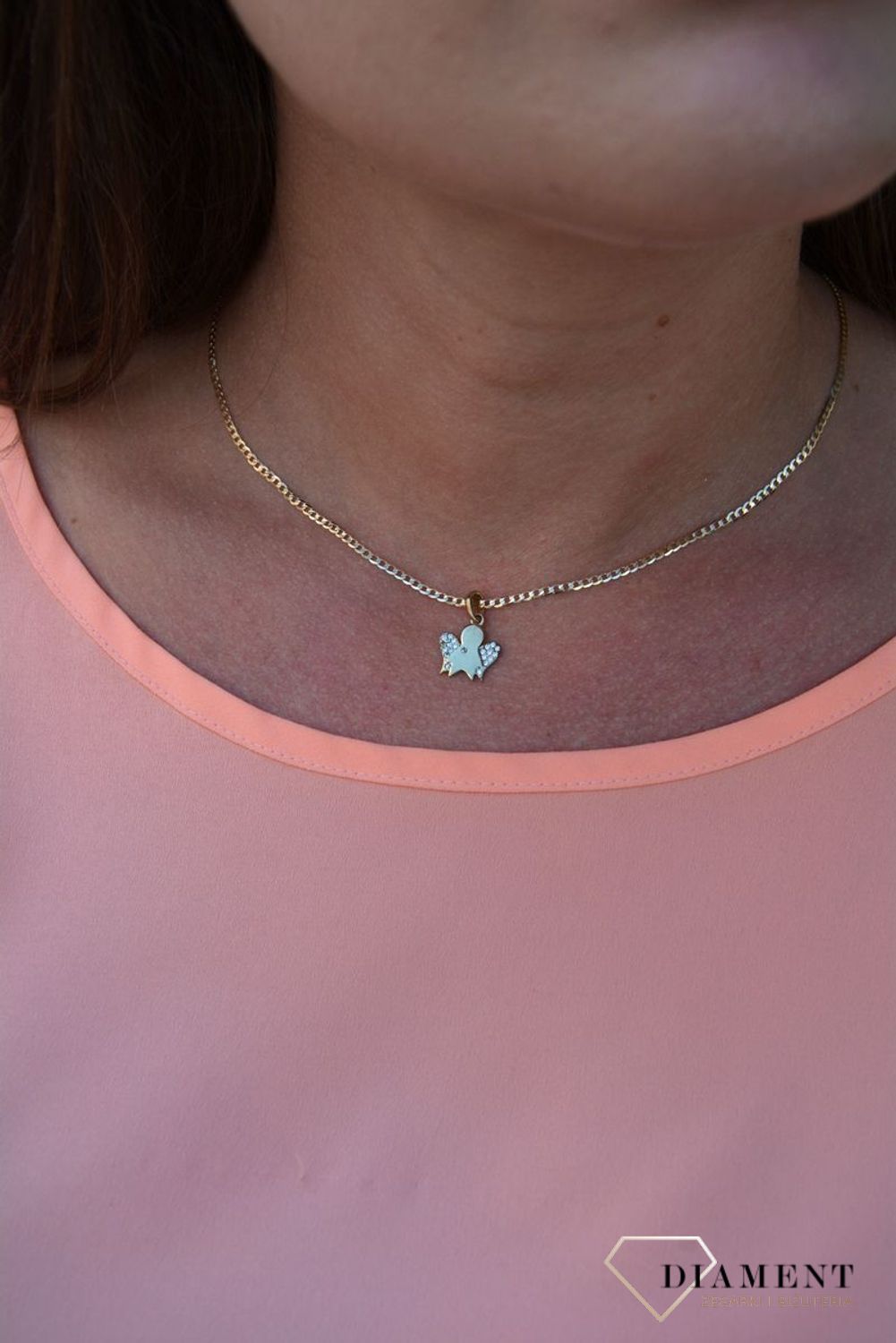 Zawieszka aniołek próby 333 DIA-ZAW-3024-333. Złoty wisiorek w kształcie aniołka. Skrzydełka są wypełnione cyrkoniami i dodają uroku całej zawieszce. Wisiorek ten to idealny pomysł na prezent, którym wyjawimy.jpg