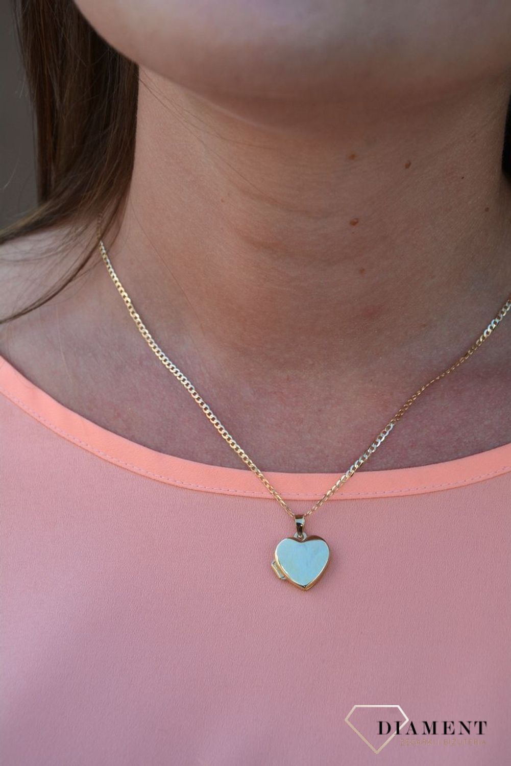 Zawieszka serce próby 333 DIA-ZAW-3055-333. Wyjątkowy sekretnik w kształcie serca, wykonany ze złota. W zamykanym puzderku można ukryć zdjęcie bliskiej osoby lub schować liścik z wyznaniem, nosząc go koło serca..jpg