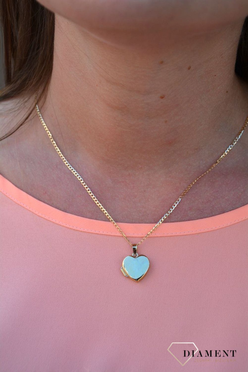 Zawieszka serce próby 333 DIA-ZAW-3055-333. Wyjątkowy sekretnik w kształcie serca, wykonany ze złota. W zamykanym puzderku można ukryć zdjęcie bliskiej osoby lub schować liścik z wyznaniem, nosząc go koło serca..jpg