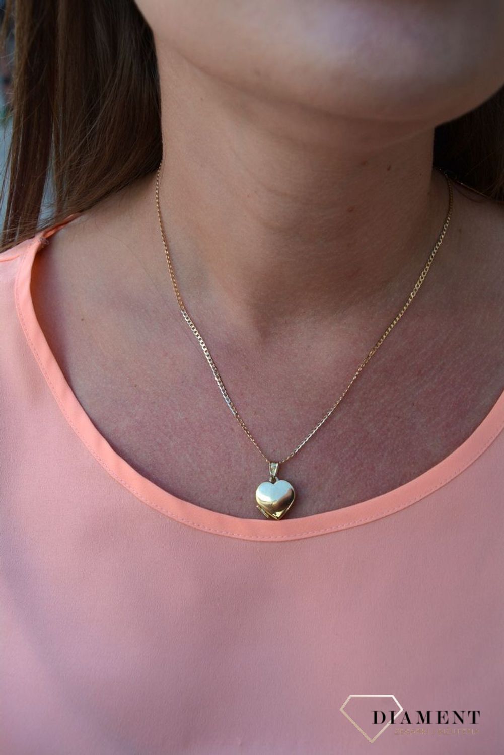 Zawieszka serce próby 333 DIA-ZAW-3055-333. Wyjątkowy sekretnik w kształcie serca, wykonany ze złota. W zamykanym puzderku można ukryć zdjęcie bliskiej osoby lub schować liścik z wyznaniem, nosząc go koło serca..jpg