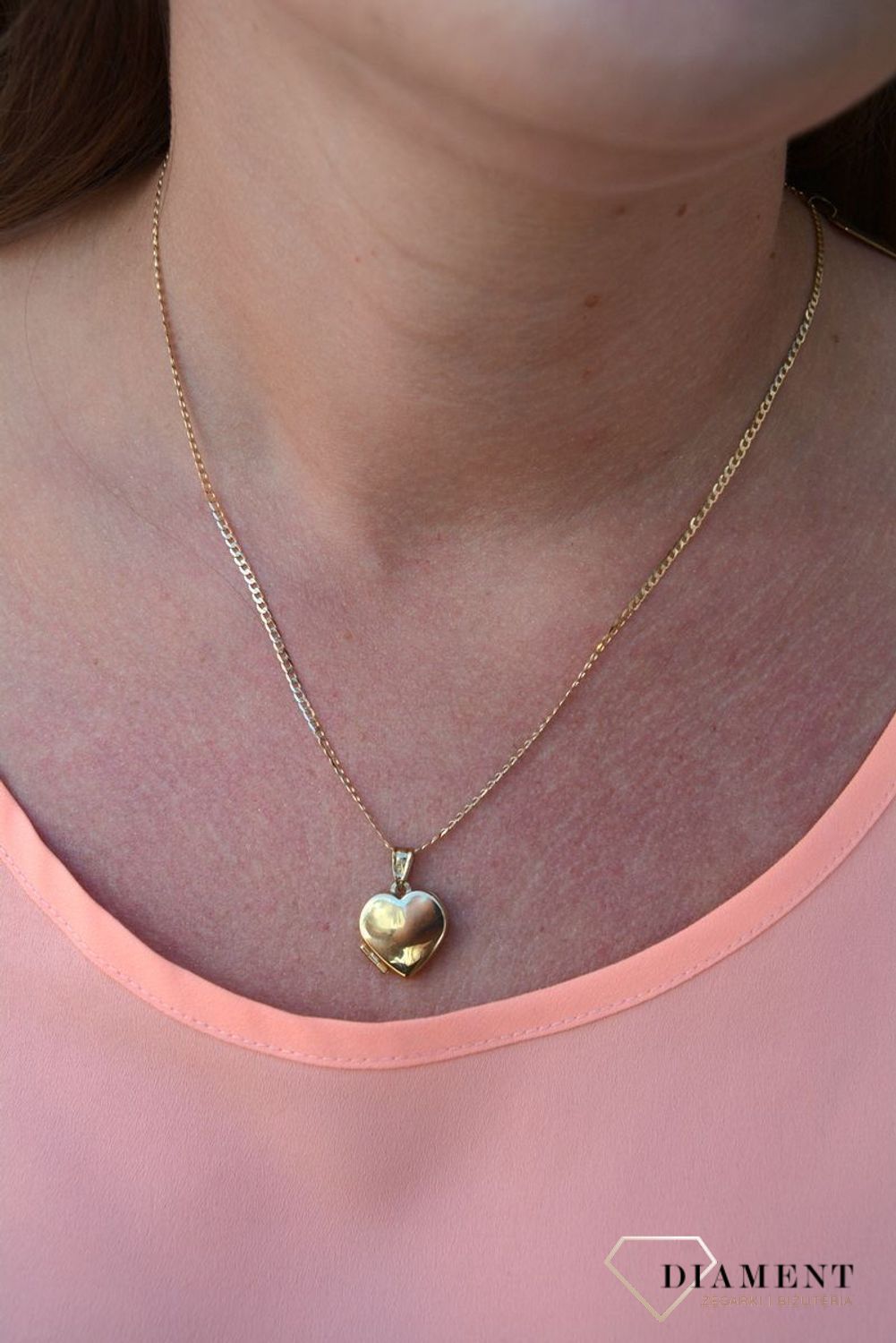 Zawieszka serce próby 333 DIA-ZAW-3055-333. Wyjątkowy sekretnik w kształcie serca, wykonany ze złota. W zamykanym puzderku można ukryć zdjęcie bliskiej osoby lub schować liścik z wyznaniem, nosząc go koło serca..jpg