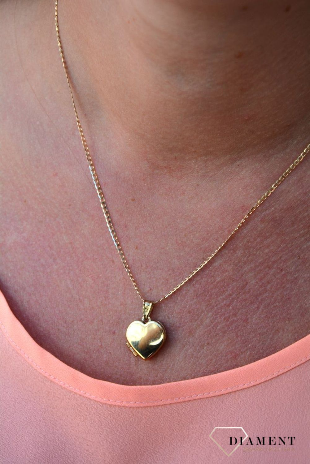 Zawieszka serce próby 333 DIA-ZAW-3055-333. Wyjątkowy sekretnik w kształcie serca, wykonany ze złota. W zamykanym puzderku można ukryć zdjęcie bliskiej osoby lub schować liścik z wyznaniem, nosząc go koło serca..jpg