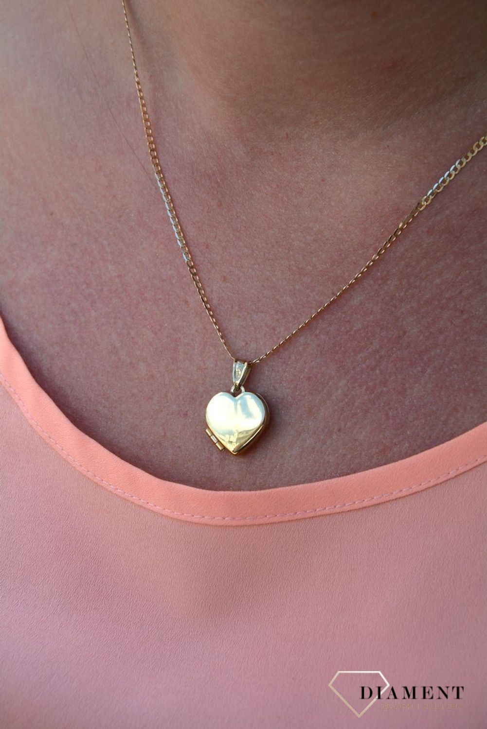 Zawieszka serce próby 333 DIA-ZAW-3055-333. Wyjątkowy sekretnik w kształcie serca, wykonany ze złota. W zamykanym puzderku można ukryć zdjęcie bliskiej osoby lub schować liścik z wyznaniem, nosząc go koło serca..jpg