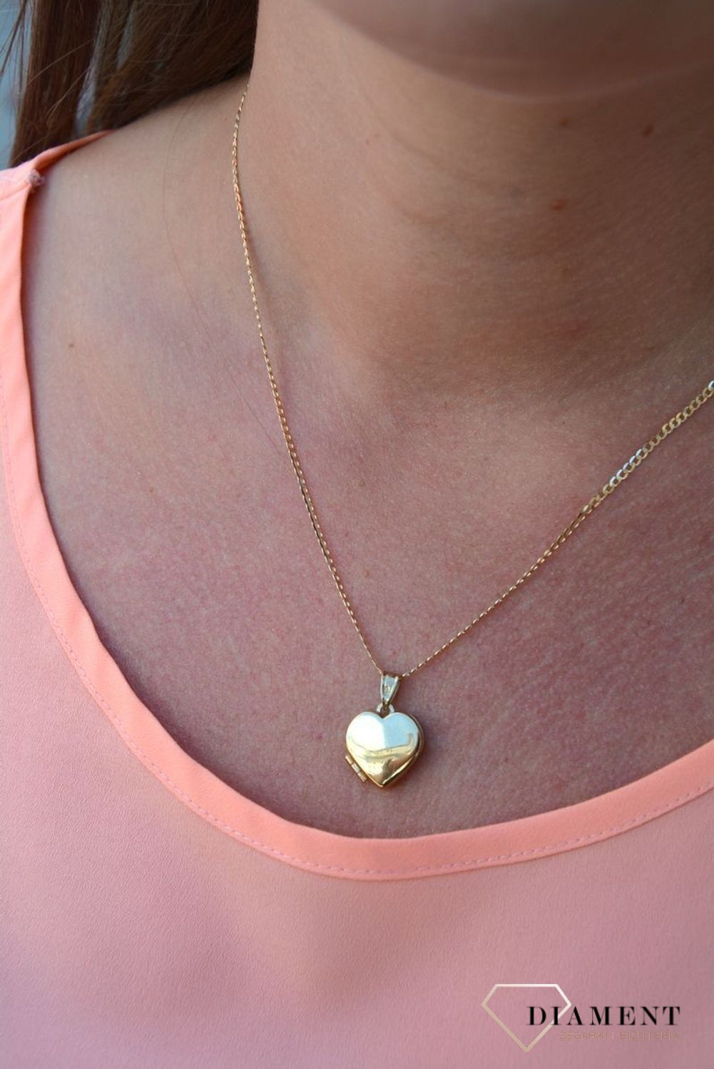 Zawieszka serce próby 333 DIA-ZAW-3055-333. Wyjątkowy sekretnik w kształcie serca, wykonany ze złota. W zamykanym puzderku można ukryć zdjęcie bliskiej osoby lub schować liścik z wyznaniem, nosząc go koło serca..jpg