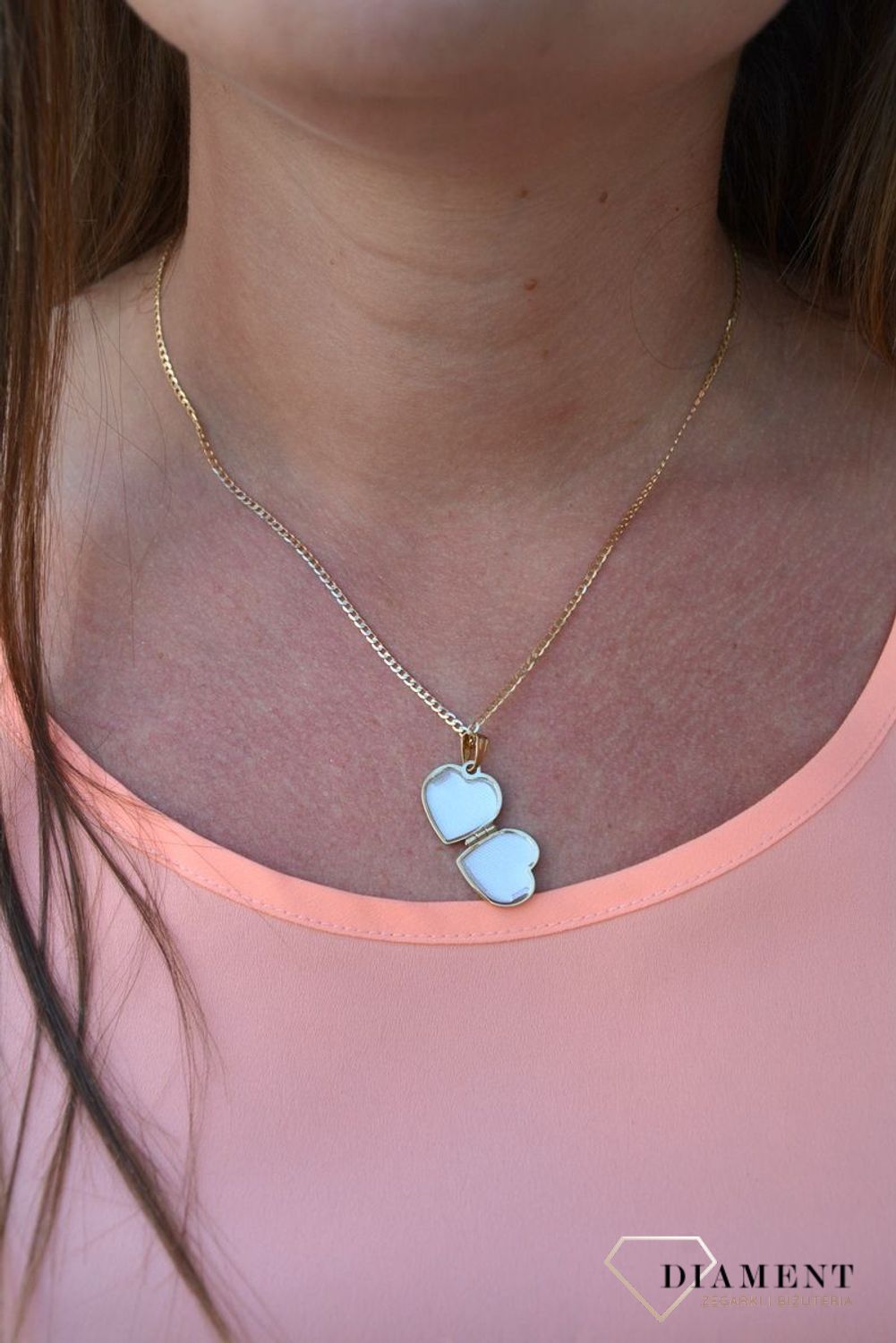 Zawieszka serce próby 333 DIA-ZAW-3055-333. Wyjątkowy sekretnik w kształcie serca, wykonany ze złota. W zamykanym puzderku można ukryć zdjęcie bliskiej osoby lub schować liścik z wyznaniem, nosząc go koło serca..jpg