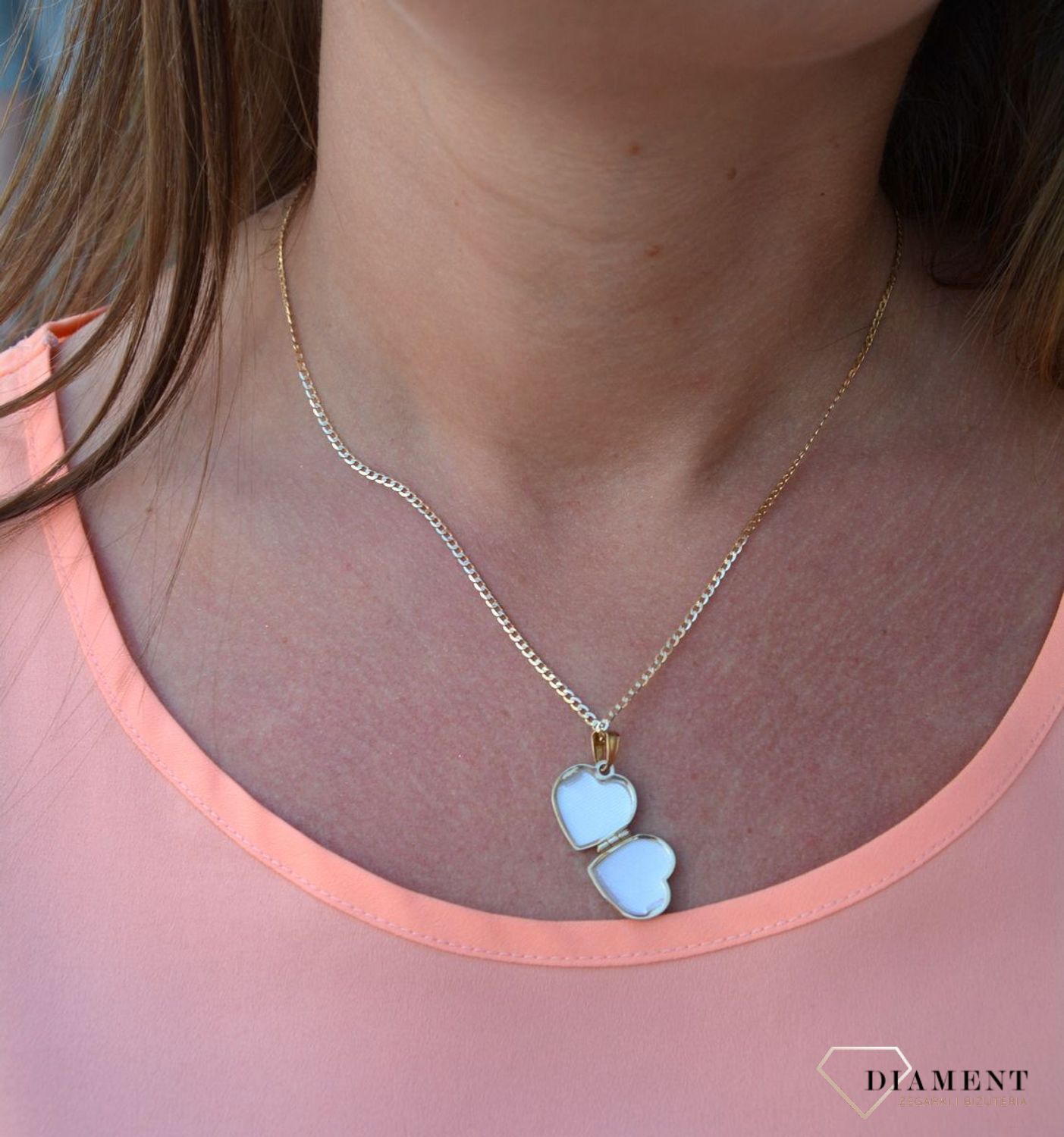 Zawieszka serce próby 333 DIA-ZAW-3055-333. Wyjątkowy sekretnik w kształcie serca, wykonany ze złota. W zamykanym puzderku można ukryć zdjęcie bliskiej osoby lub schować liścik z wyznaniem, nosząc go koło serca..jpg