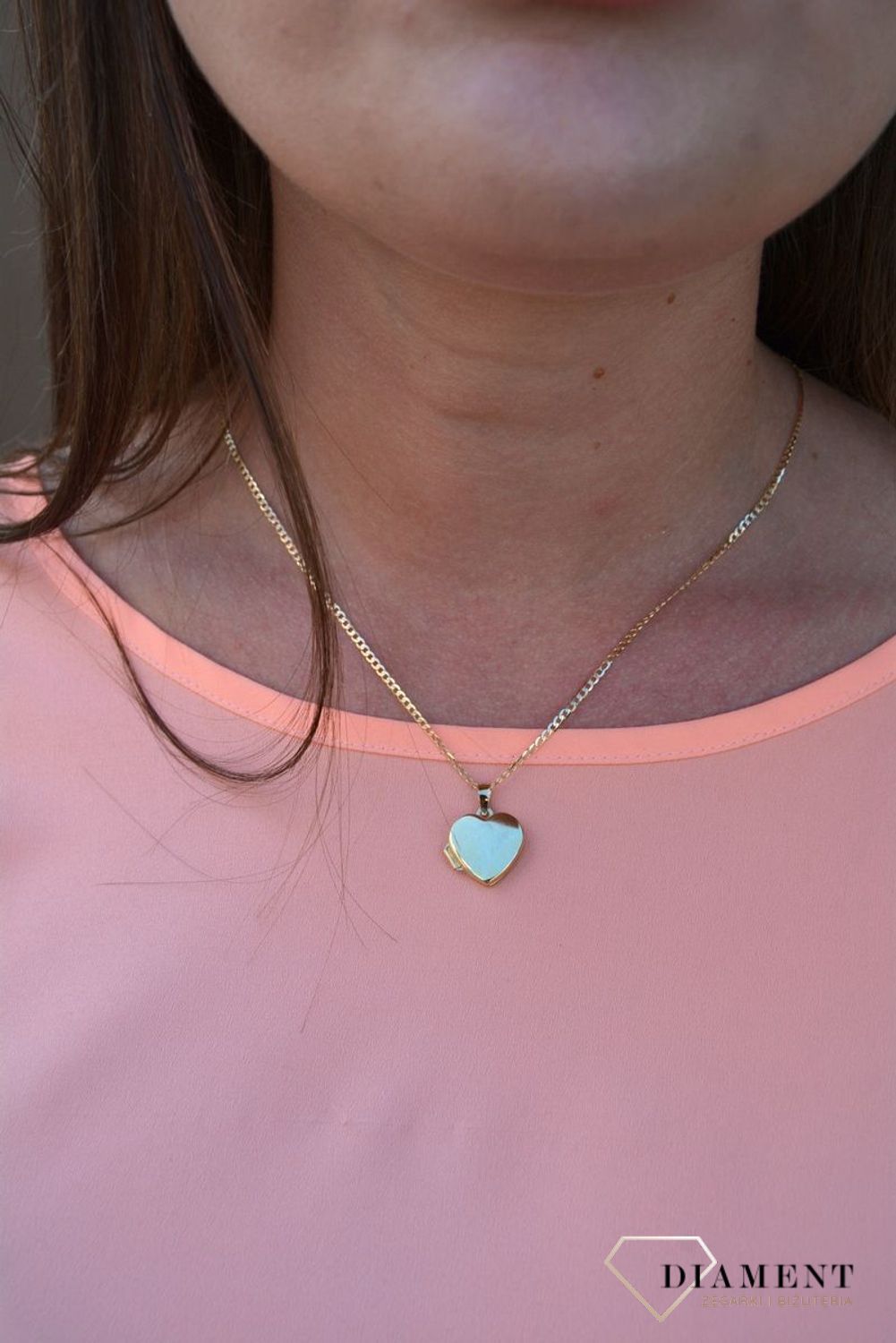 Zawieszka serce próby 333 DIA-ZAW-3055-333. Wyjątkowy sekretnik w kształcie serca, wykonany ze złota. W zamykanym puzderku można ukryć zdjęcie bliskiej osoby lub schować liścik z wyznaniem, nosząc go koło serca..jpg