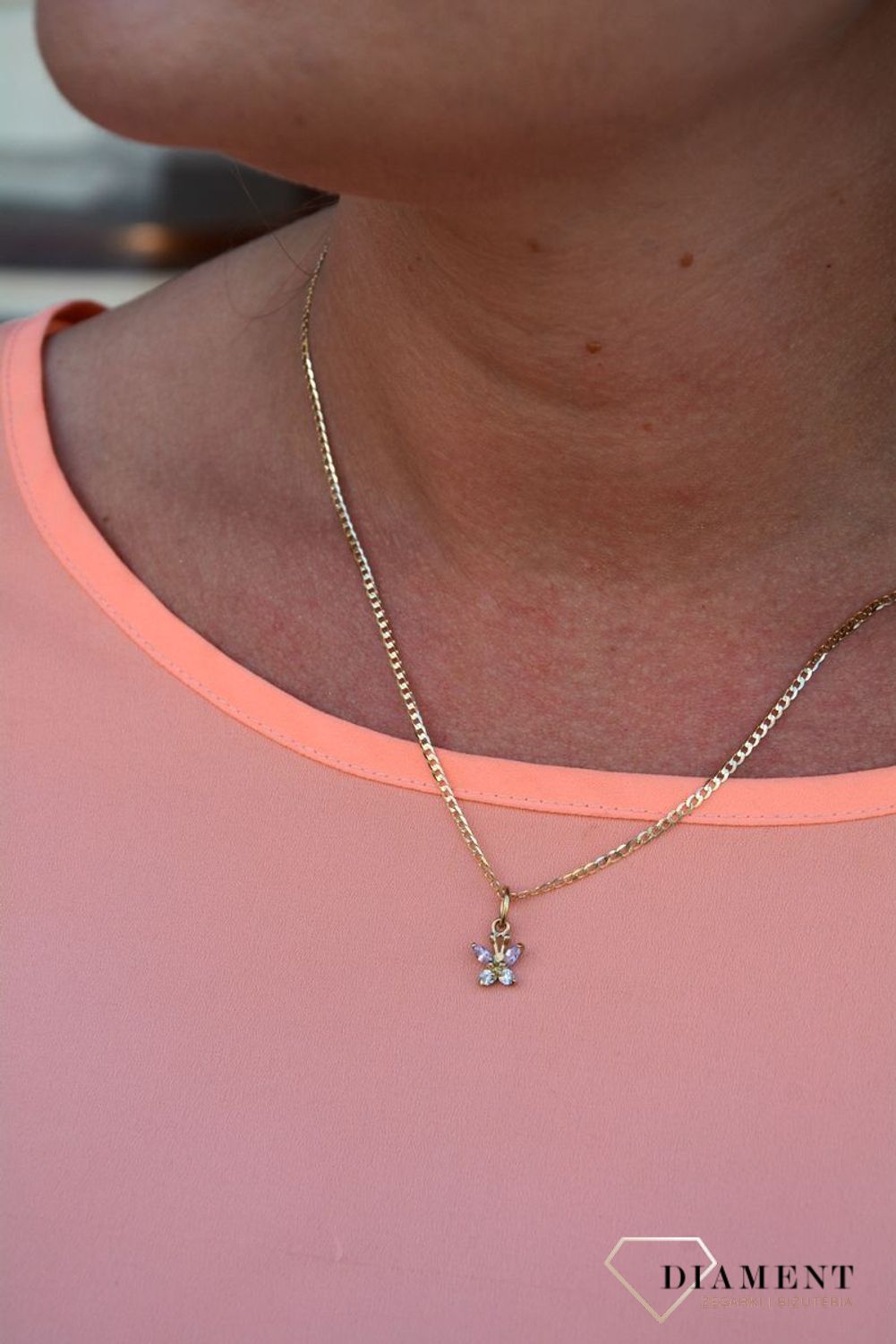 Zawieszka motylek próby 333 DIA-ZAW-3026-333. Złoty wisiorek w kształcie motylka ozdobiona cyrkoniami. Wisiorek ten to idealny pomysł na prezent, którym wyjawimy swoje uczucia..jpg