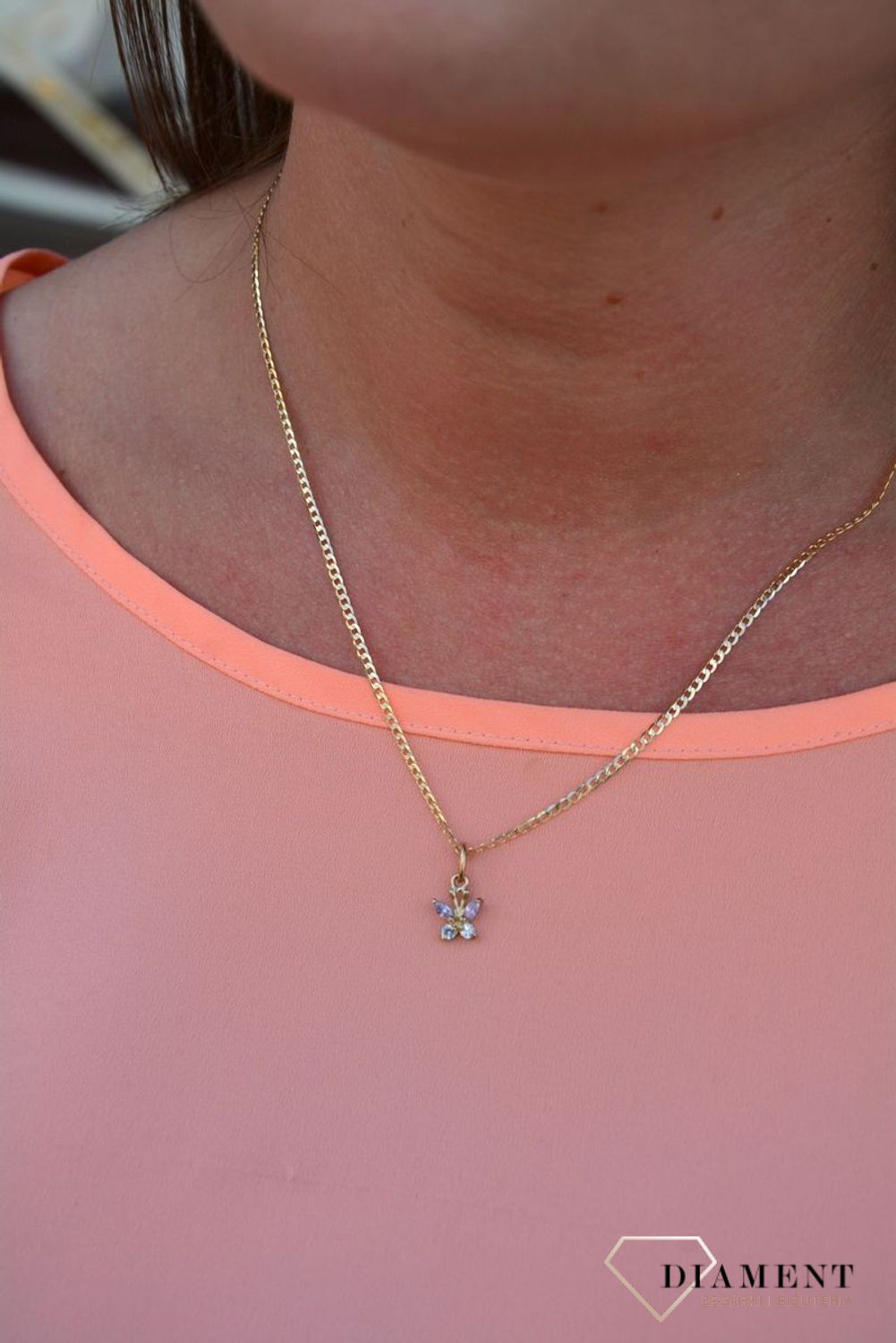 Zawieszka motylek próby 333 DIA-ZAW-3026-333. Złoty wisiorek w kształcie motylka ozdobiona cyrkoniami. Wisiorek ten to idealny pomysł na prezent, którym wyjawimy swoje uczucia..jpg