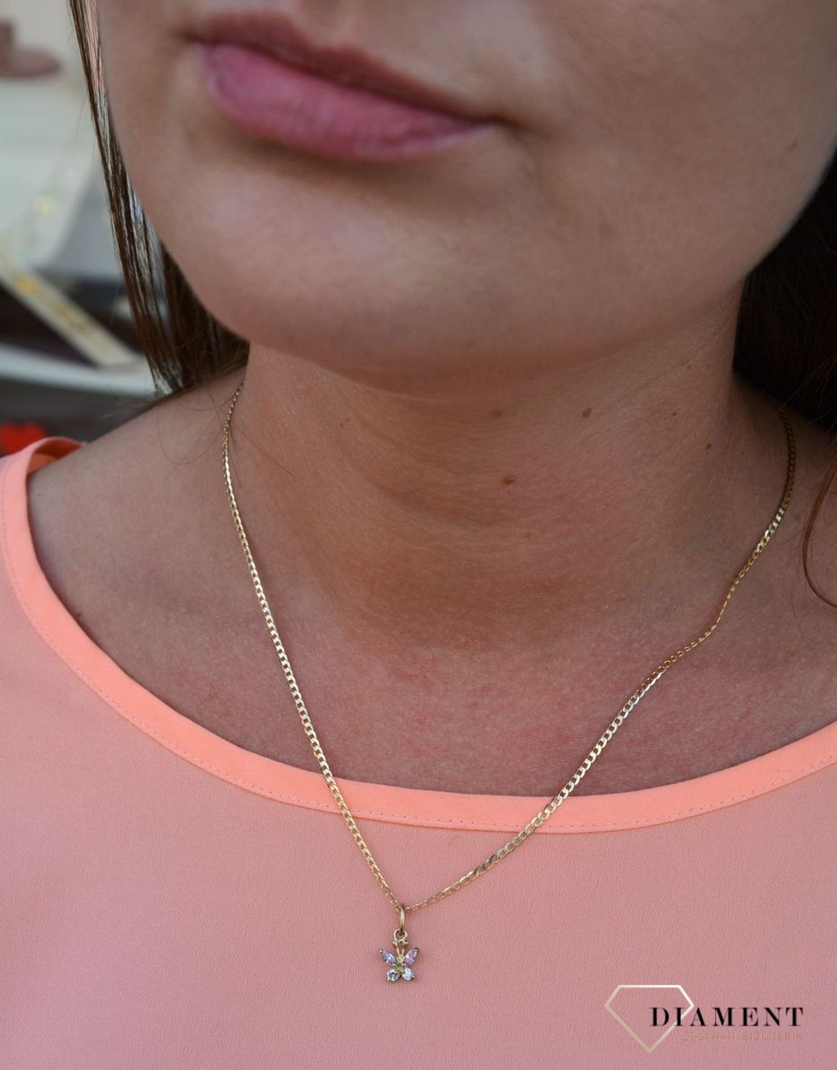 Zawieszka motylek próby 333 DIA-ZAW-3026-333. Złoty wisiorek w kształcie motylka ozdobiona cyrkoniami. Wisiorek ten to idealny pomysł na prezent, którym wyjawimy swoje uczucia..jpg