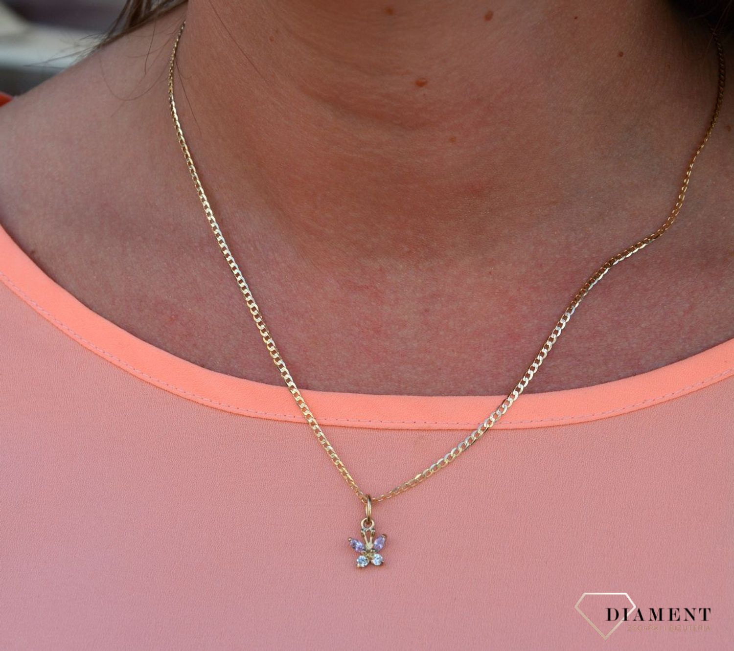 Zawieszka motylek próby 333 DIA-ZAW-3026-333. Złoty wisiorek w kształcie motylka ozdobiona cyrkoniami. Wisiorek ten to idealny pomysł na prezent, którym wyjawimy swoje uczucia..jpg