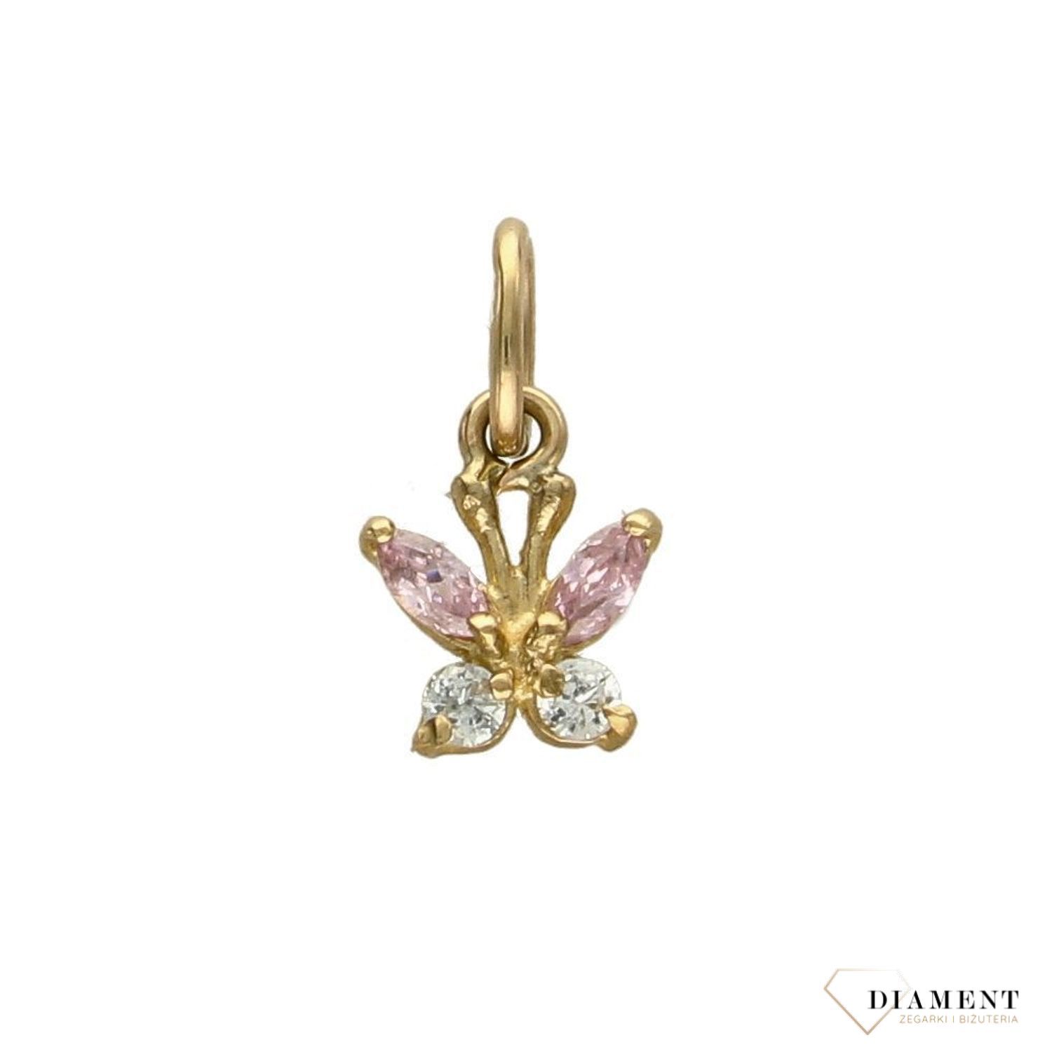 Zawieszka motylek próby 333 DIA-ZAW-3026-333. Złoty wisiorek w kształcie motylka ozdobiona cyrkoniami. Wisiorek ten to idealny pomysł na prezent, którym wyjawimy swoje uczucia..jpg