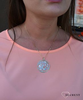 Zawieszka koło z różą próby 333 DIA-ZAW-3027-333.  Złoty wisiorek w kształcie koła wypełniony grawerowanym motywem z dodatkiem białego złota (4).JPG