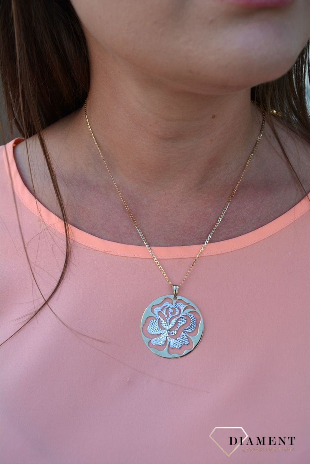 Zawieszka koło z różą próby 333 DIA-ZAW-3027-333.  Złoty wisiorek w kształcie koła wypełniony grawerowanym motywem z dodatkiem białego złota. Wisiorek ten to idealny pomysł na prezent, którym wyjawimy swoje u.jpg