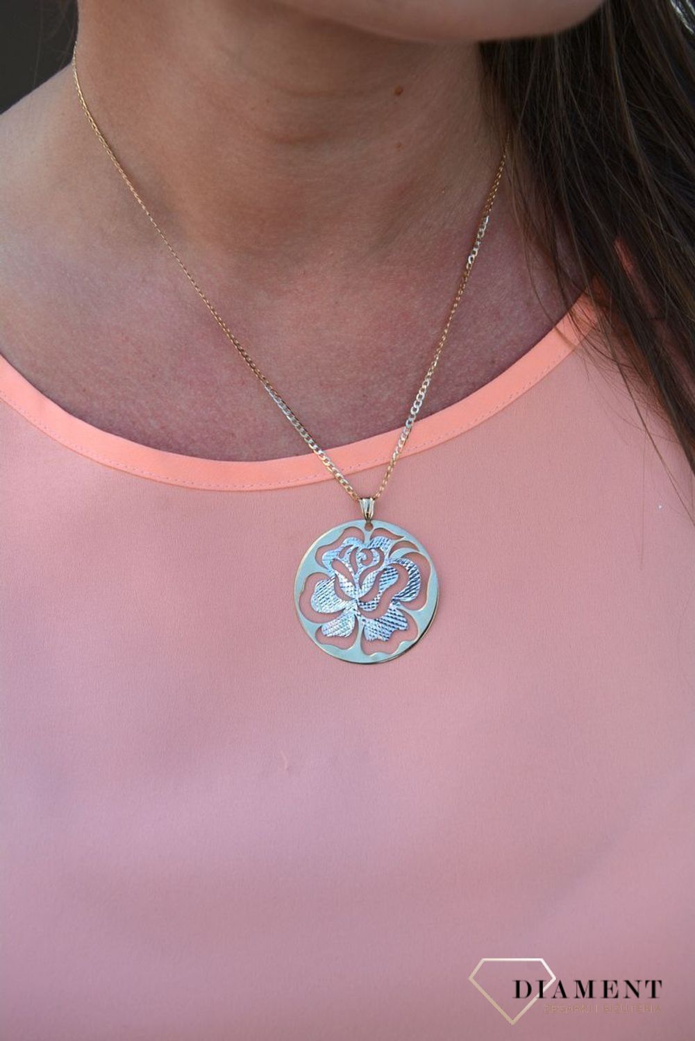 Zawieszka koło z różą próby 333 DIA-ZAW-3027-333.  Złoty wisiorek w kształcie koła wypełniony grawerowanym motywem z dodatkiem białego złota. Wisiorek ten to idealny pomysł na prezent, którym wyjawimy swoje u.jpg