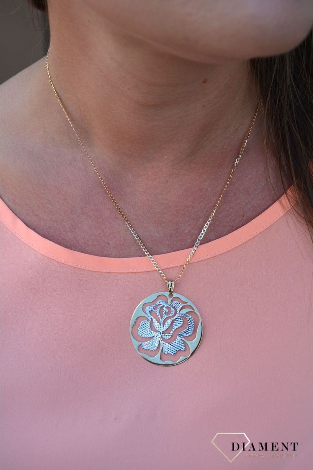 Zawieszka koło z różą próby 333 DIA-ZAW-3027-333.  Złoty wisiorek w kształcie koła wypełniony grawerowanym motywem z dodatkiem białego złota. Wisiorek ten to idealny pomysł na prezent, którym wyjawimy swoje u.jpg