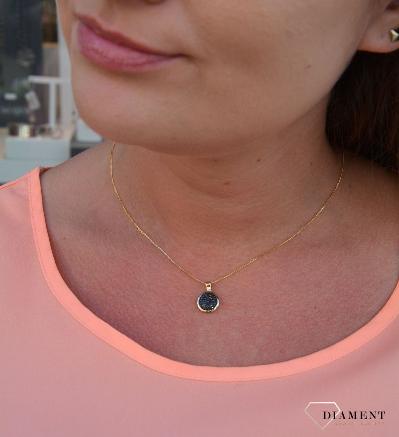 Zawieszka czarne cyrkonie próby 333 DIA-ZAW-3028-333. Złoty wisiorek w kształcie koła wypełniony cyrkoniami. Wisiorek ten to idealny pomysł na prezent, którym wyjawimy swoje uczucia..jpg