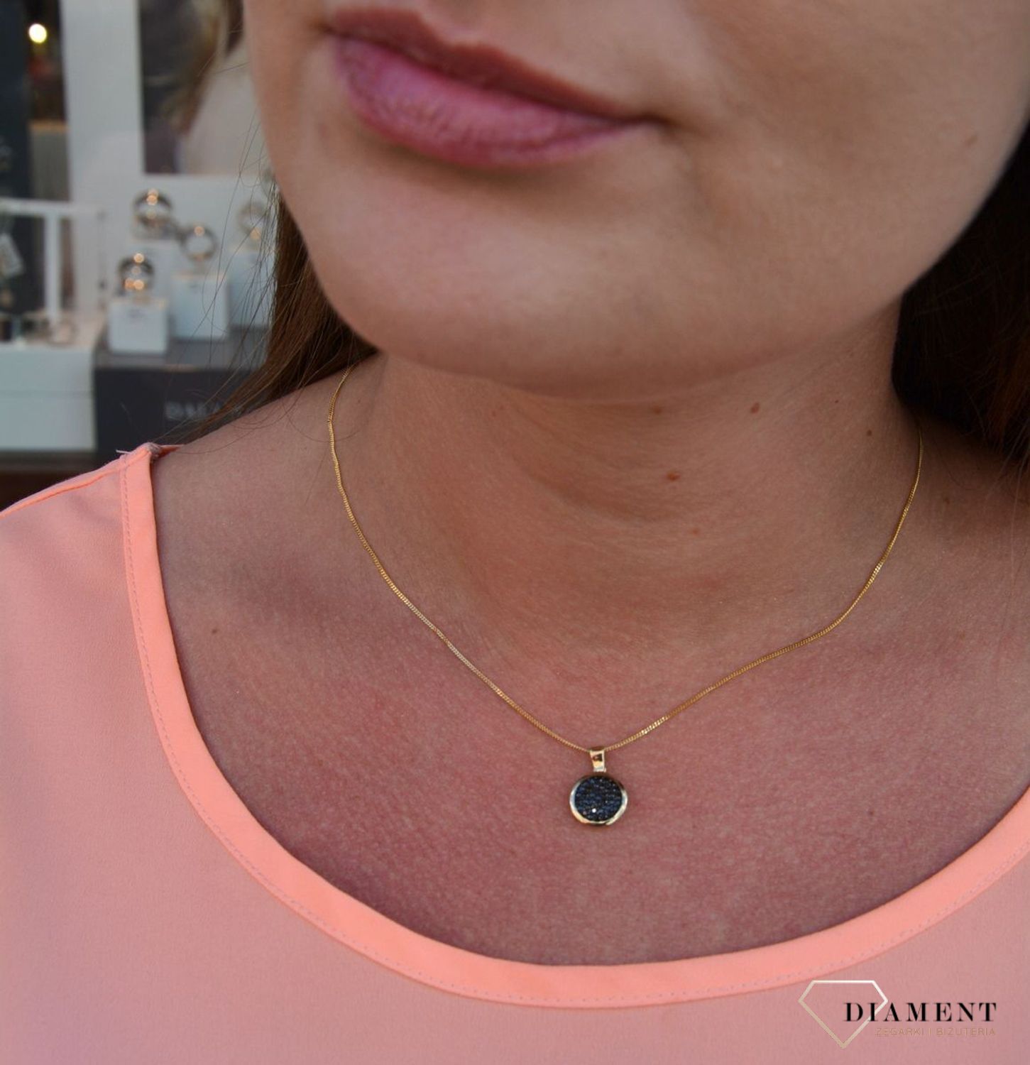 Zawieszka czarne cyrkonie próby 333 DIA-ZAW-3028-333. Złoty wisiorek w kształcie koła wypełniony cyrkoniami. Wisiorek ten to idealny pomysł na prezent, którym wyjawimy swoje uczucia..jpg