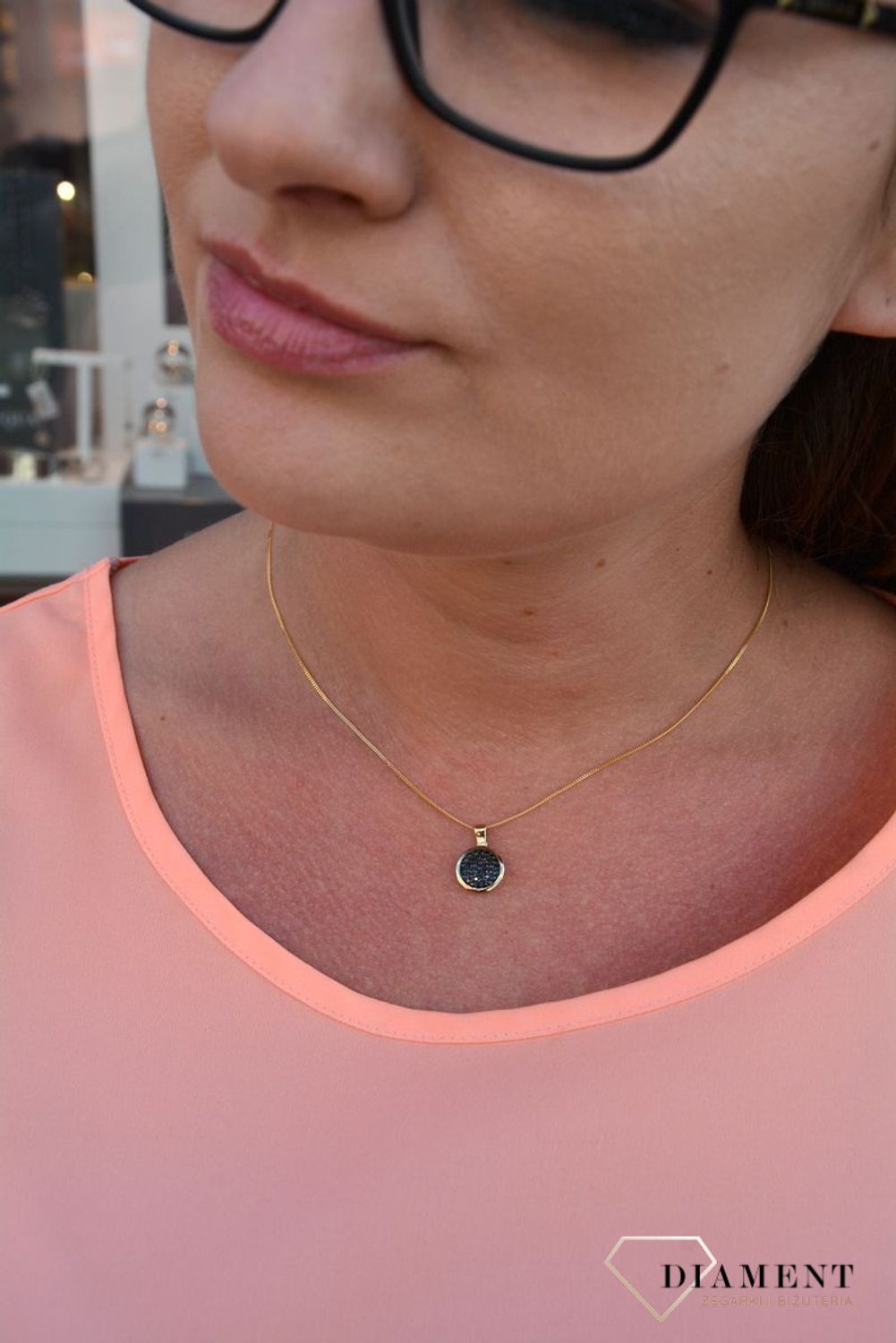 Zawieszka czarne cyrkonie próby 333 DIA-ZAW-3028-333. Złoty wisiorek w kształcie koła wypełniony cyrkoniami. Wisiorek ten to idealny pomysł na prezent, którym wyjawimy swoje uczucia..jpg