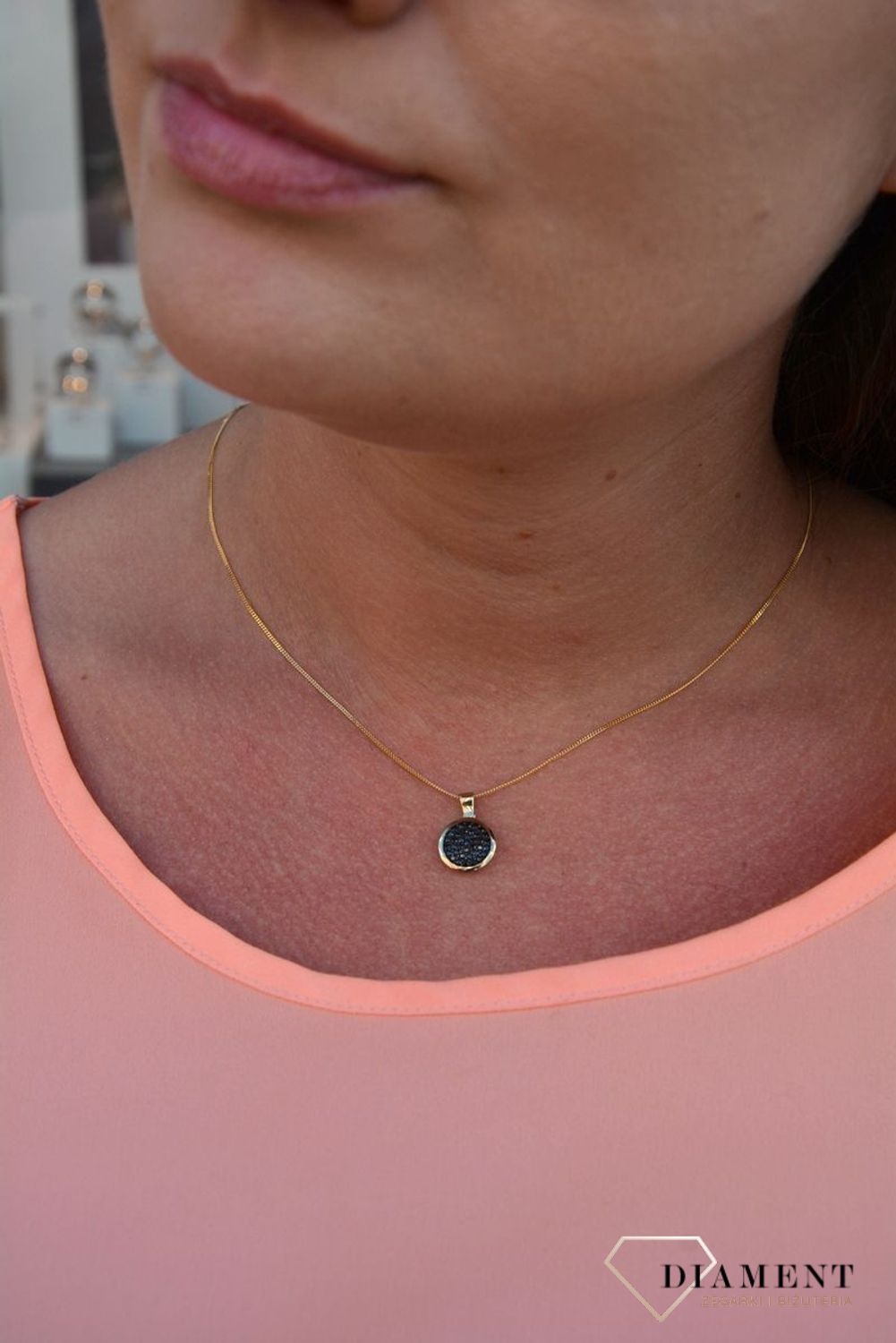 Zawieszka czarne cyrkonie próby 333 DIA-ZAW-3028-333. Złoty wisiorek w kształcie koła wypełniony cyrkoniami. Wisiorek ten to idealny pomysł na prezent, którym wyjawimy swoje uczucia..jpg