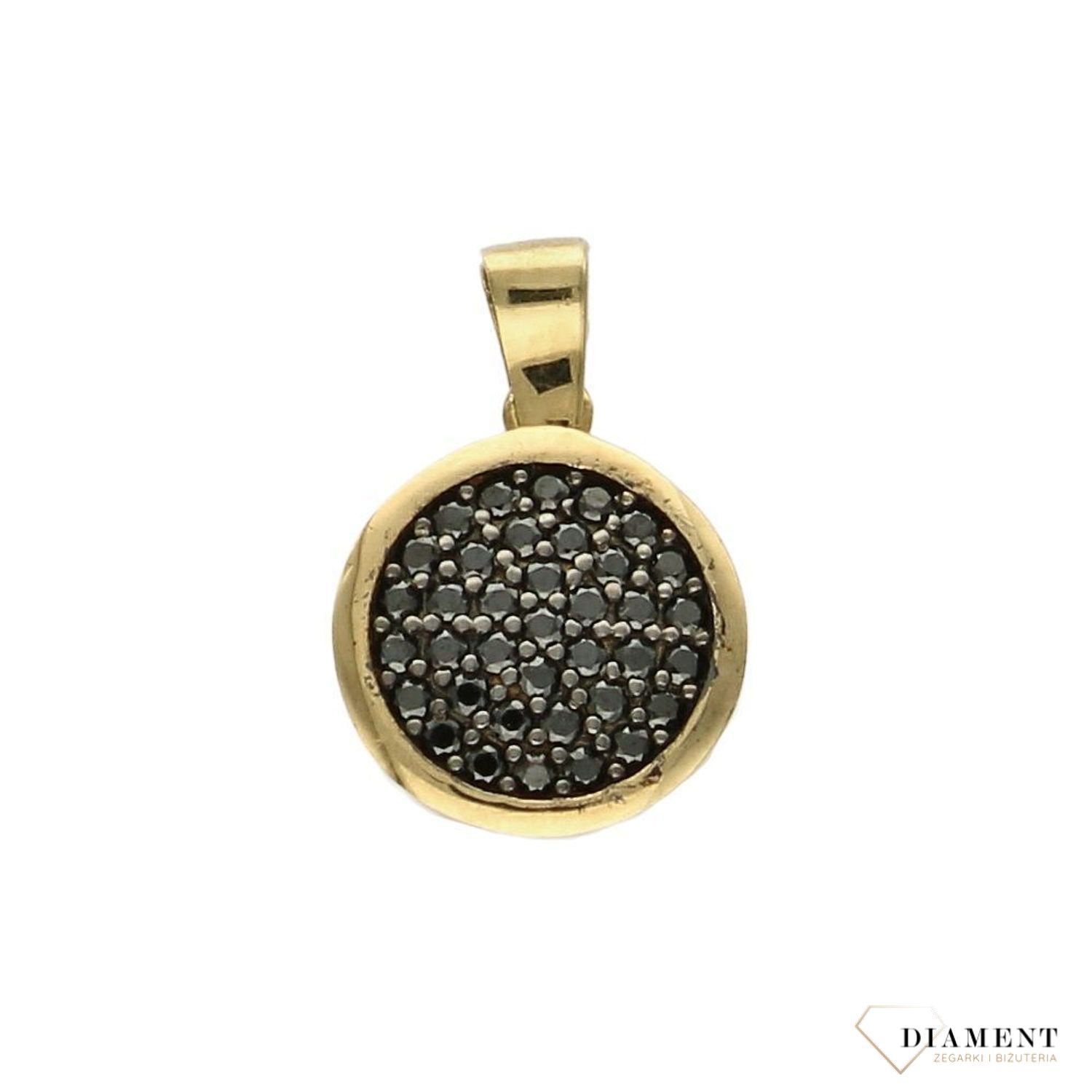 Zawieszka czarne cyrkonie próby 333 DIA-ZAW-3028-333. Złoty wisiorek w kształcie koła wypełniony cyrkoniami. Wisiorek ten to idealny pomysł na prezent, którym wyjawimy swoje uczucia..jpg
