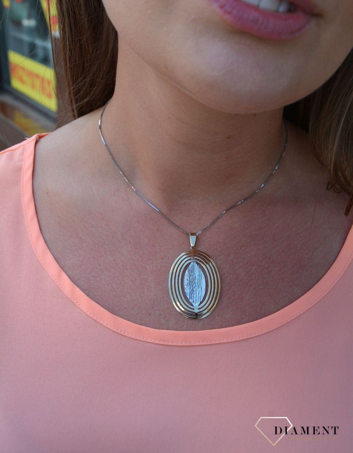 Zawieszka próby 333 z grawerowanym wzorem DIA-ZAW-3029-333. Złoty wisiorek w kształcie koła wypełniony grawerowanym motywem z dodatkiem białego złota. Wisiorek ten to idealny pomysł na prezent, którym wyjawi.jpg