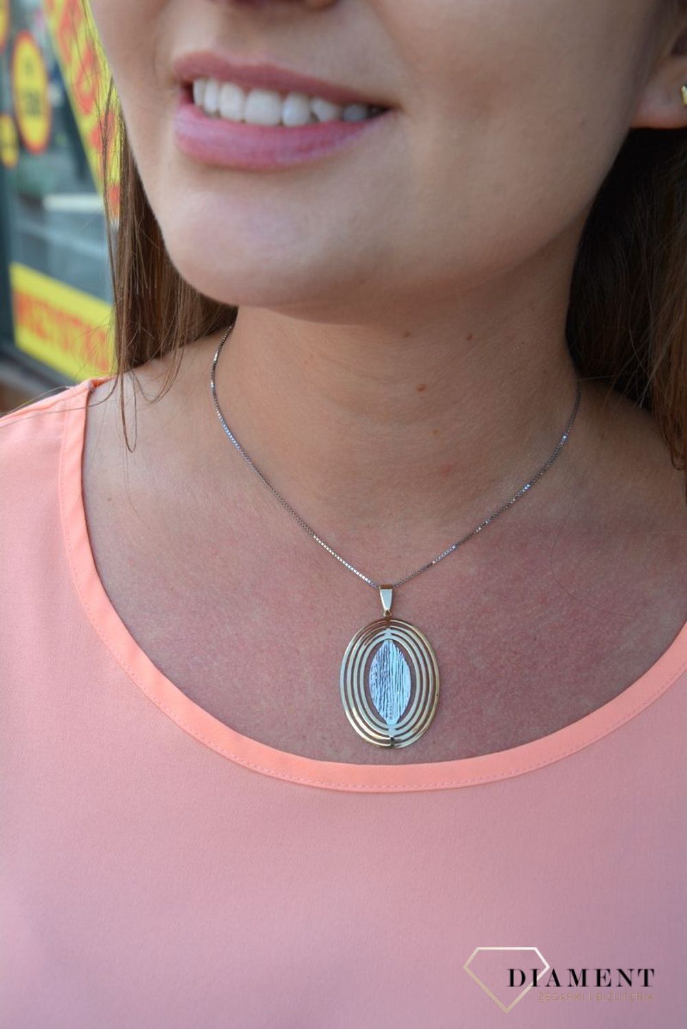 Zawieszka próby 333 z grawerowanym wzorem DIA-ZAW-3029-333. Złoty wisiorek w kształcie koła wypełniony grawerowanym motywem z dodatkiem białego złota. Wisiorek ten to idealny pomysł na prezent, którym wyjawi.jpg