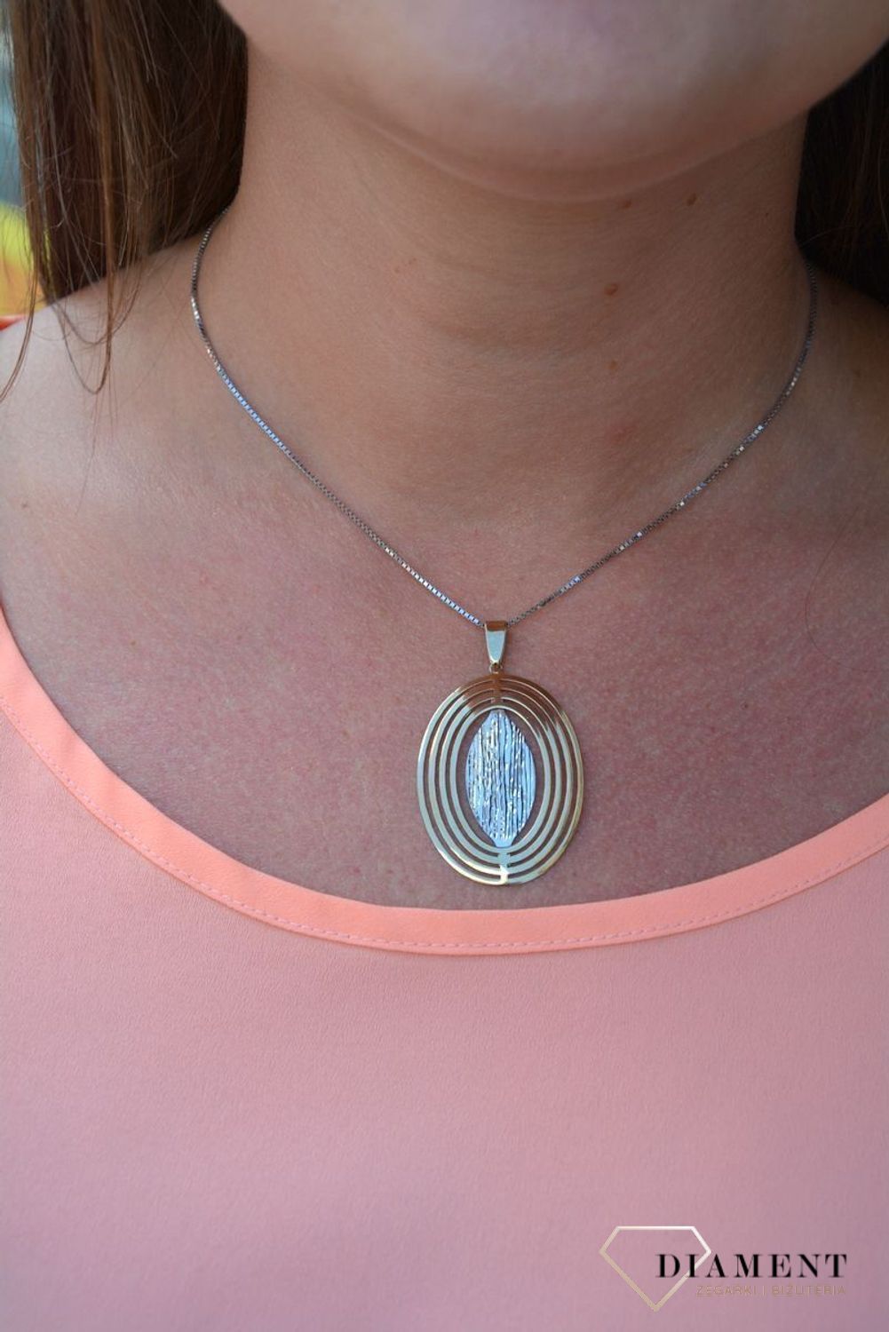 Zawieszka próby 333 z grawerowanym wzorem DIA-ZAW-3029-333. Złoty wisiorek w kształcie koła wypełniony grawerowanym motywem z dodatkiem białego złota. Wisiorek ten to idealny pomysł na prezent, którym wyjawi.jpg