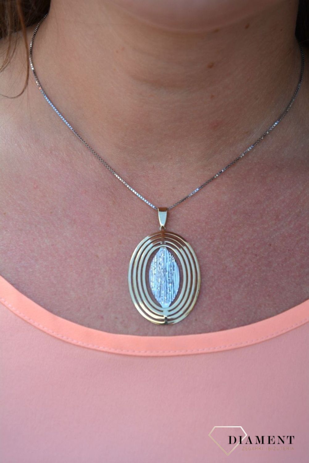 Zawieszka próby 333 z grawerowanym wzorem DIA-ZAW-3029-333. Złoty wisiorek w kształcie koła wypełniony grawerowanym motywem z dodatkiem białego złota. Wisiorek ten to idealny pomysł na prezent, którym wyjawi.jpg