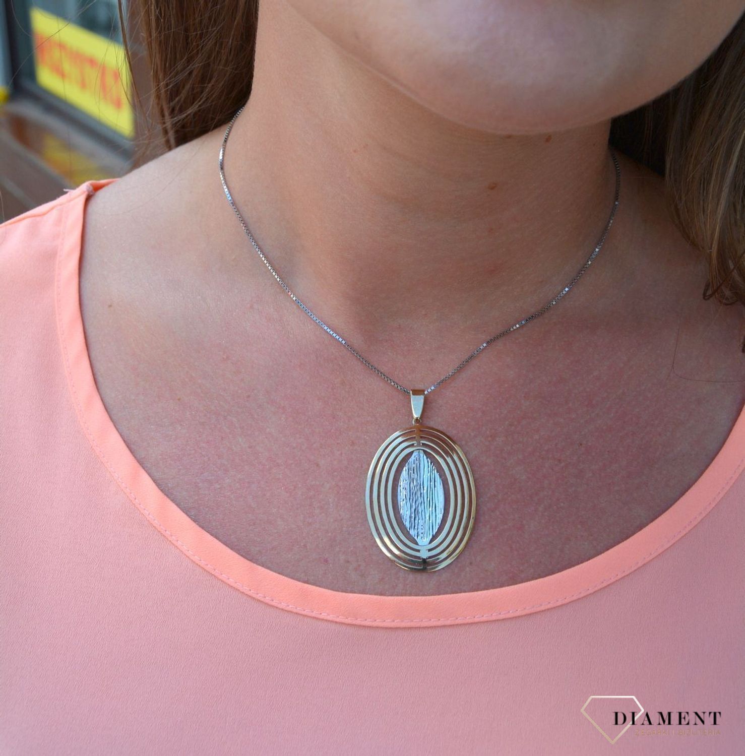 Zawieszka próby 333 z grawerowanym wzorem DIA-ZAW-3029-333. Złoty wisiorek w kształcie koła wypełniony grawerowanym motywem z dodatkiem białego złota. Wisiorek ten to idealny pomysł na prezent, którym wyjawi.jpg