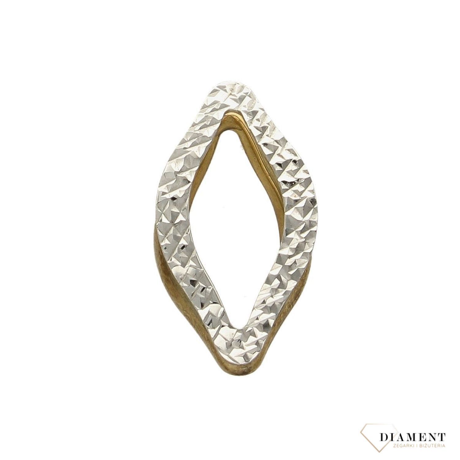 Piękna, grawerowana zawieszka wykonana z białego i żółtego złota próby 333  to propozycja eleganckiej, kobiecej biżuterii. Klasyczny wzór, który nadaje uroku każdej stylizacji..jpg