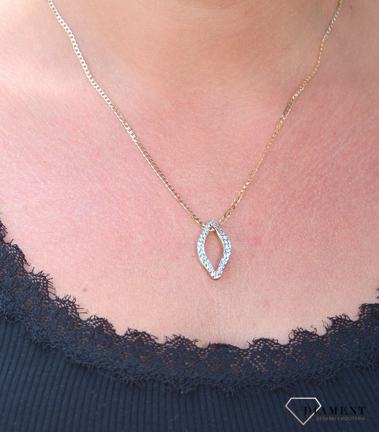 Piękna, grawerowana zawieszka wykonana z białego i żółtego złota próby 333  to propozycja eleganckiej, kobiecej biżuterii. Klasyczny wzór, który nadaje uroku każdej stylizacji..jpg